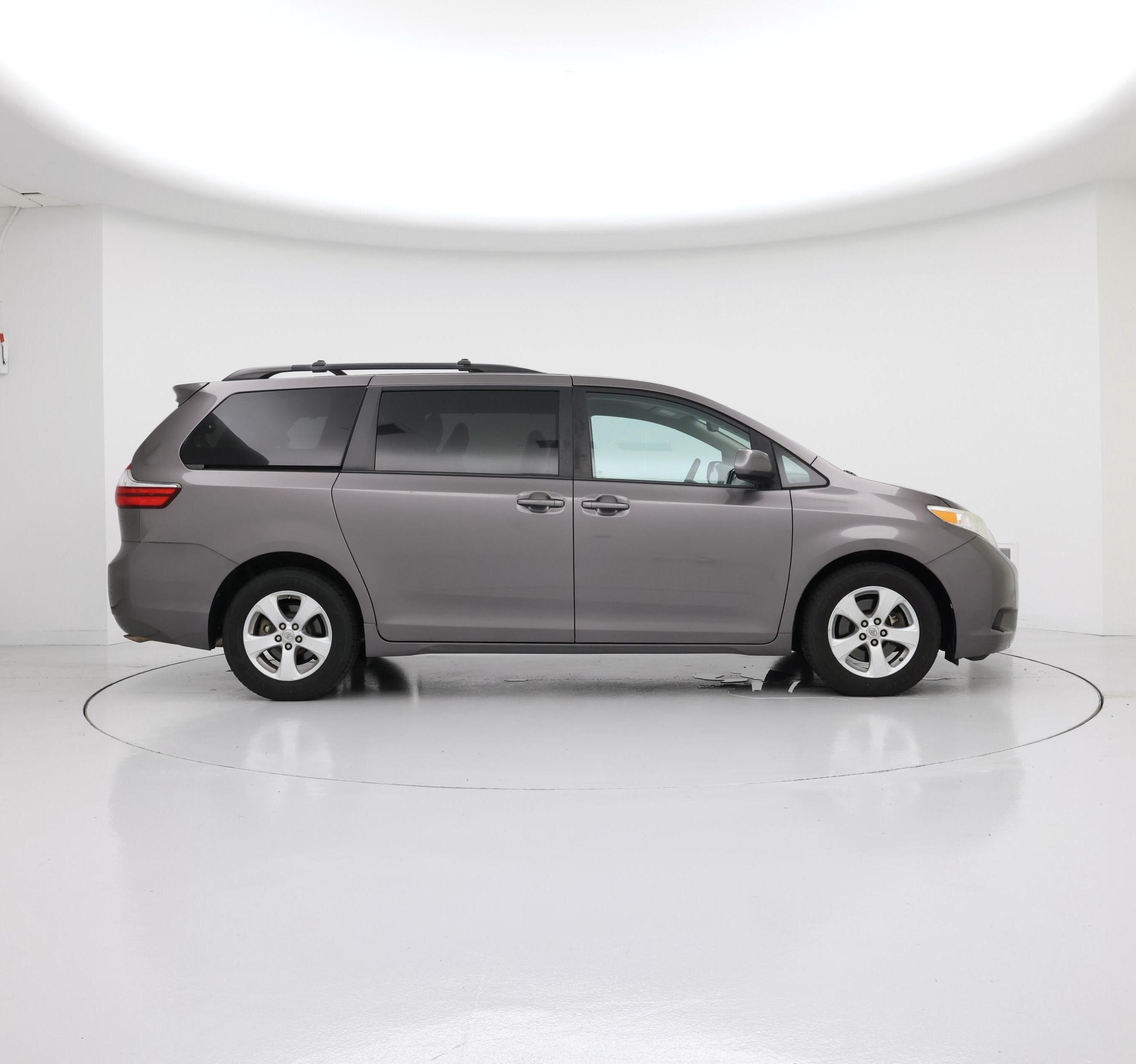 Thumbnail: 2016 Toyota Sienna - 7