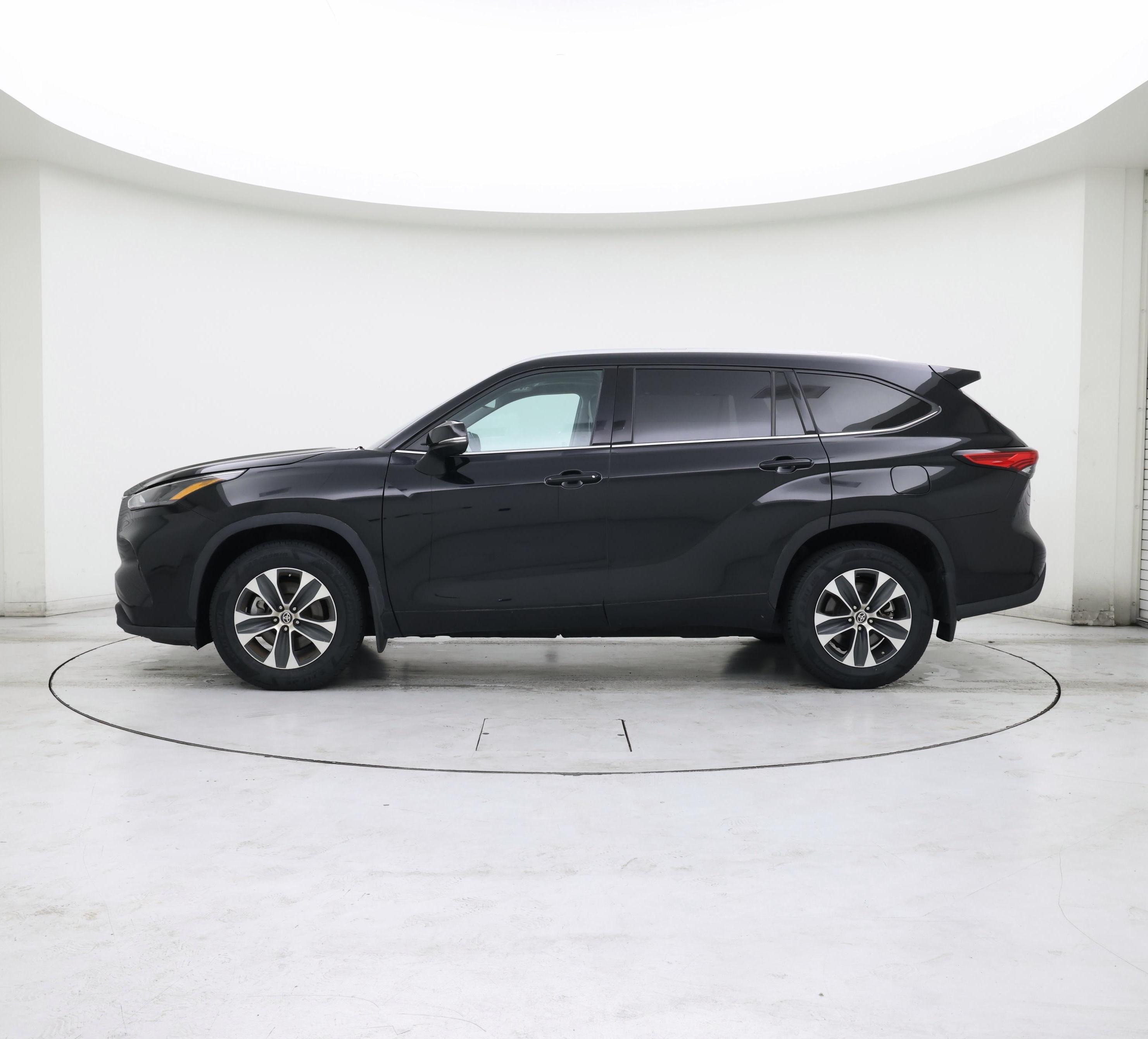 Thumbnail: 2022 Toyota Highlander - 3