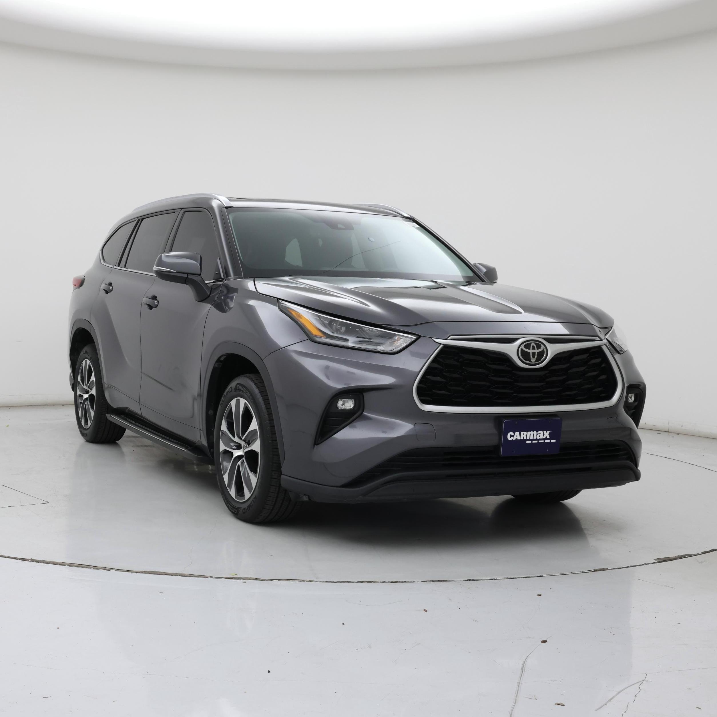 Gray 2021 Toyota Highlander XLE FWD SUV / Crossover Front-Wheel Drive Automatic