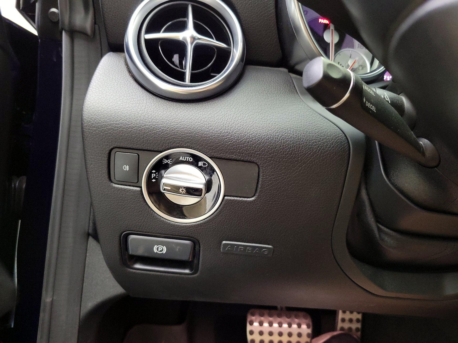 Thumbnail: 2016 Mercedes-Benz SLK - 13