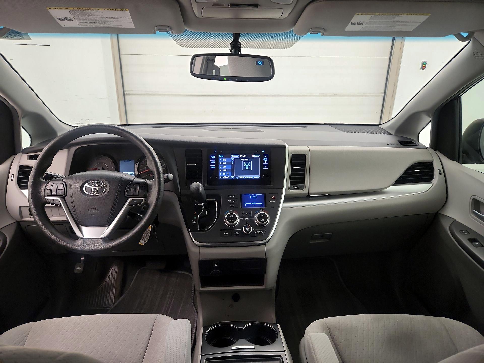 Thumbnail: 2016 Toyota Sienna - 9