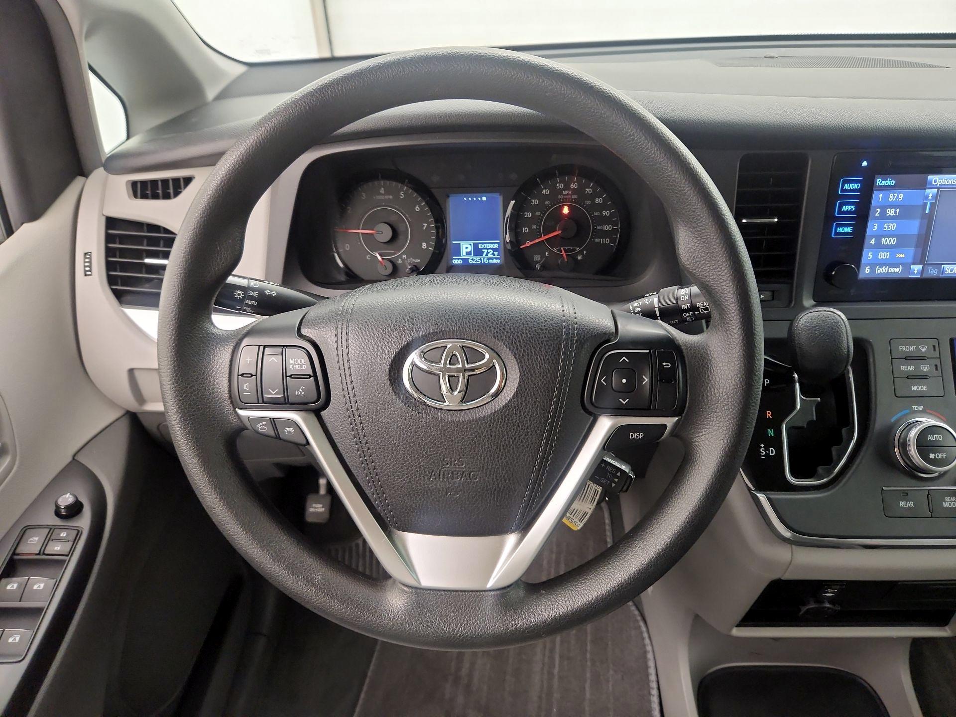 Thumbnail: 2016 Toyota Sienna - 10