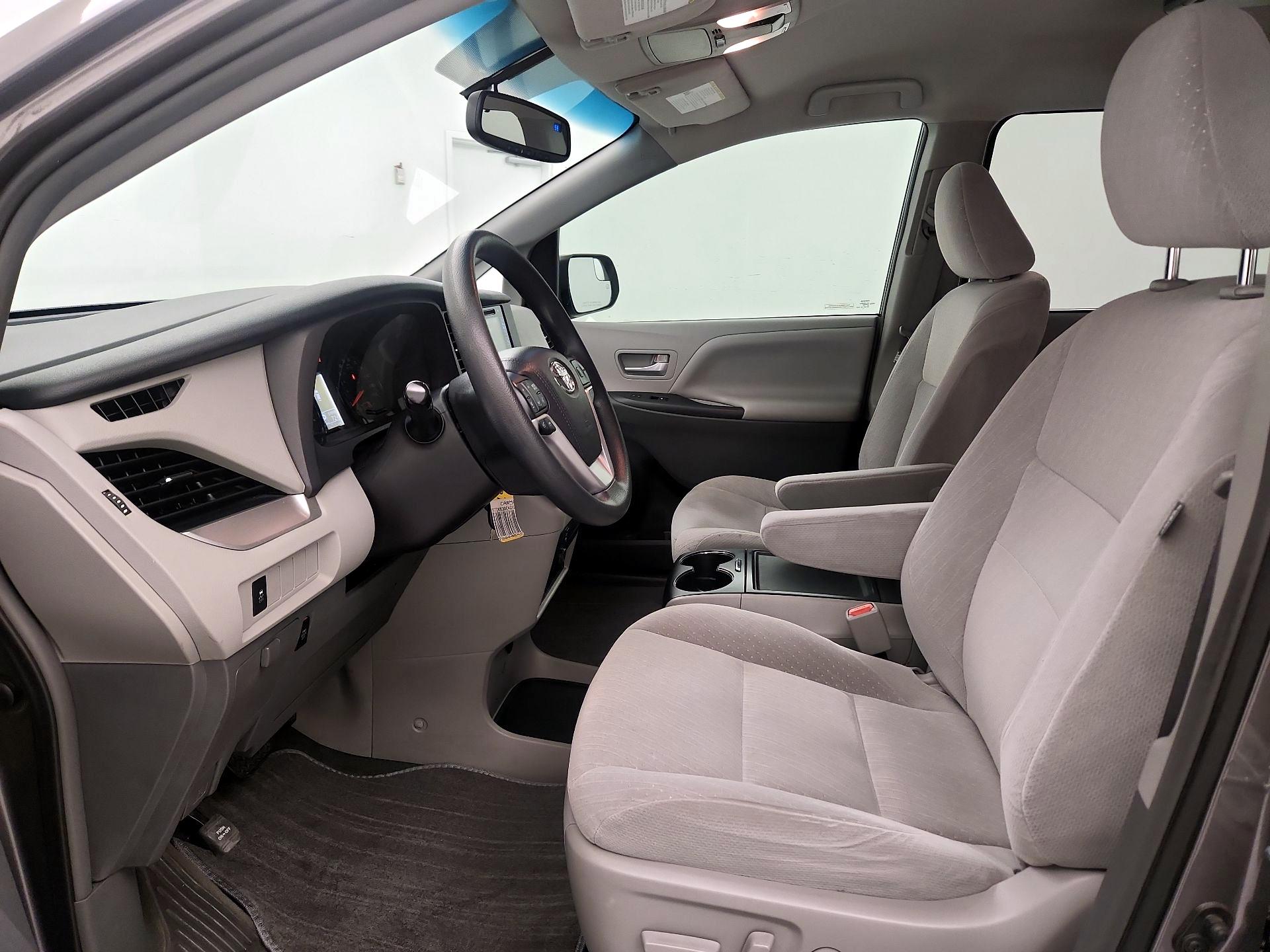 Thumbnail: 2016 Toyota Sienna - 11