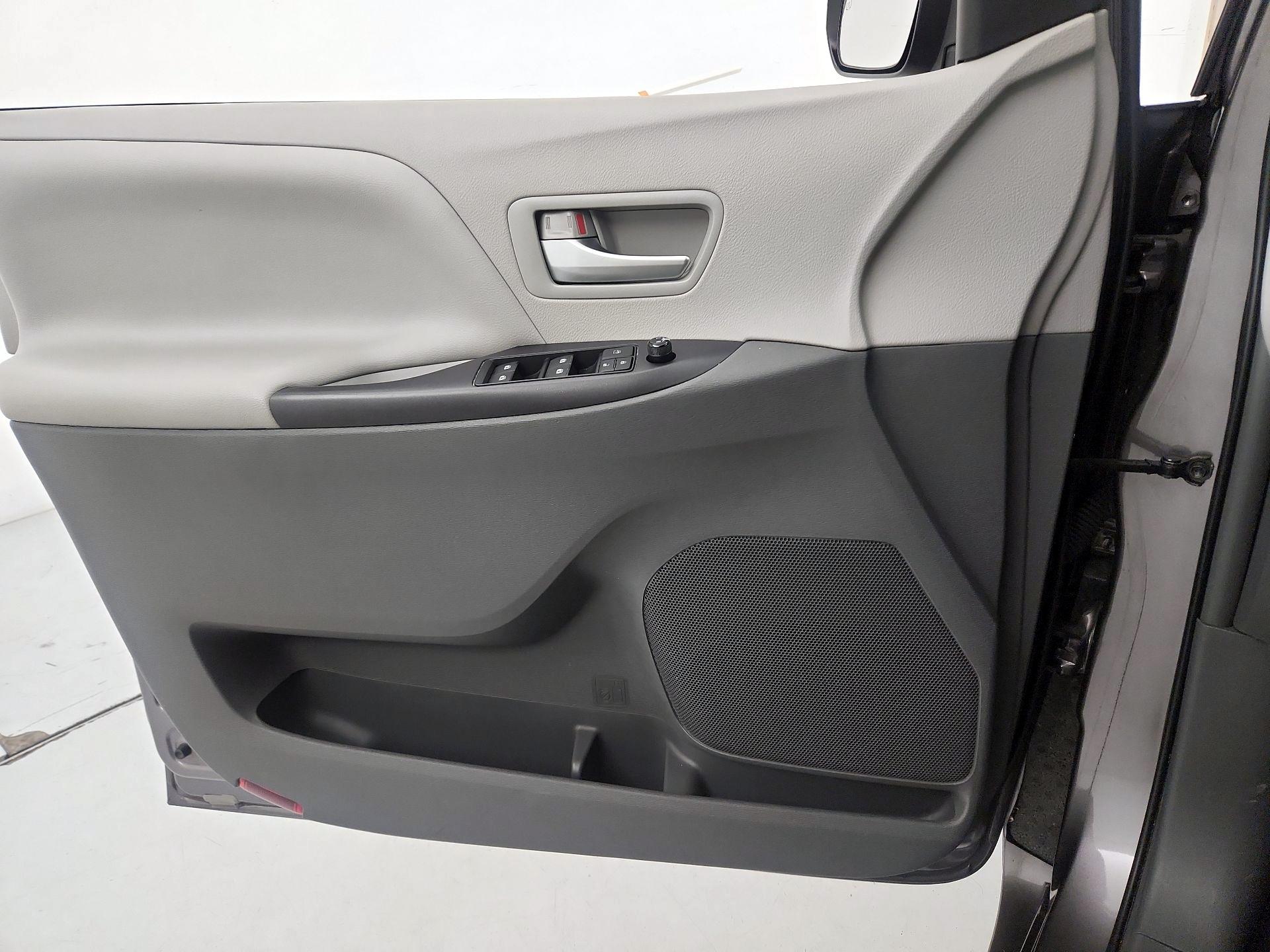 Thumbnail: 2016 Toyota Sienna - 12