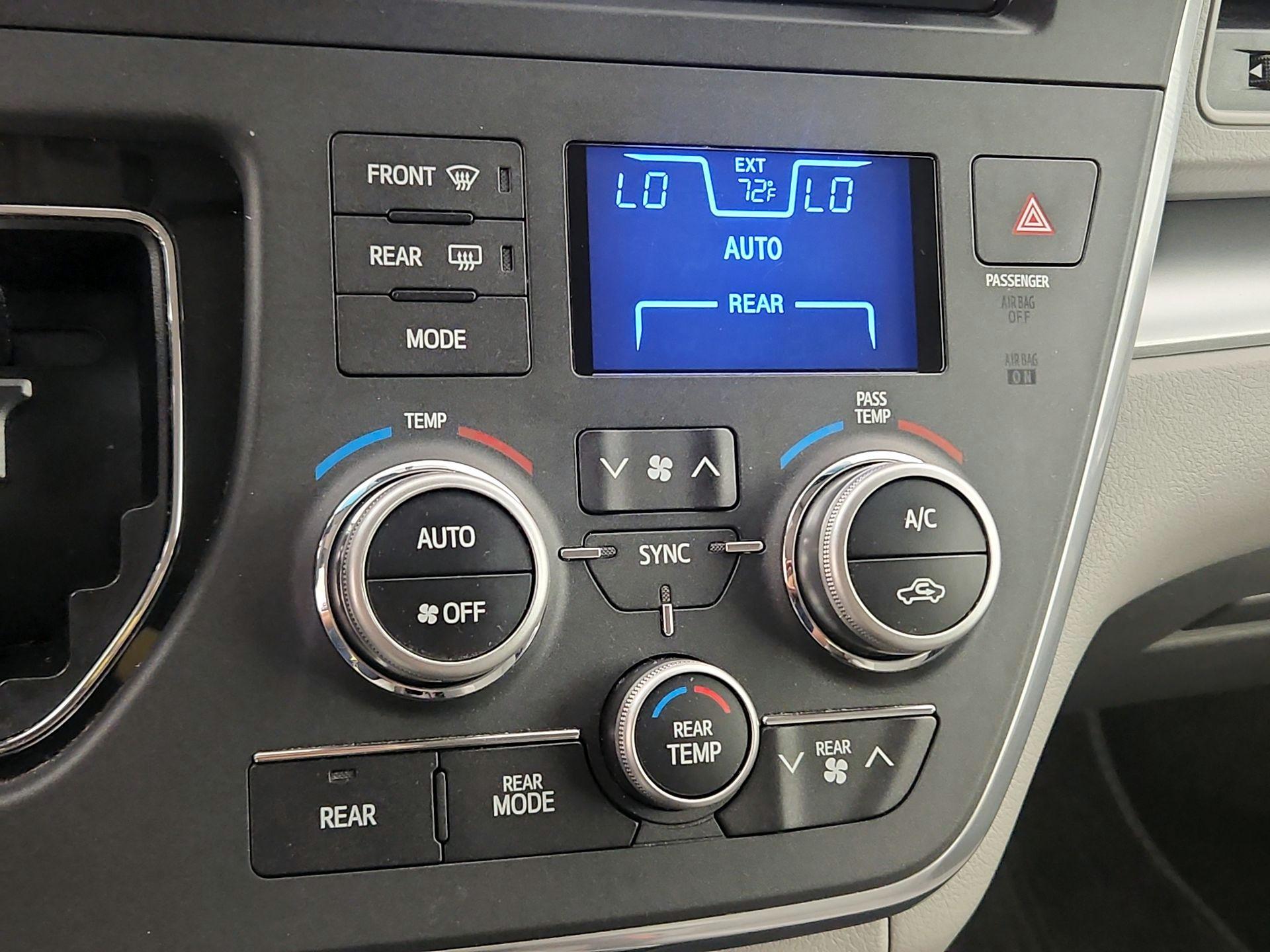 Thumbnail: 2016 Toyota Sienna - 16