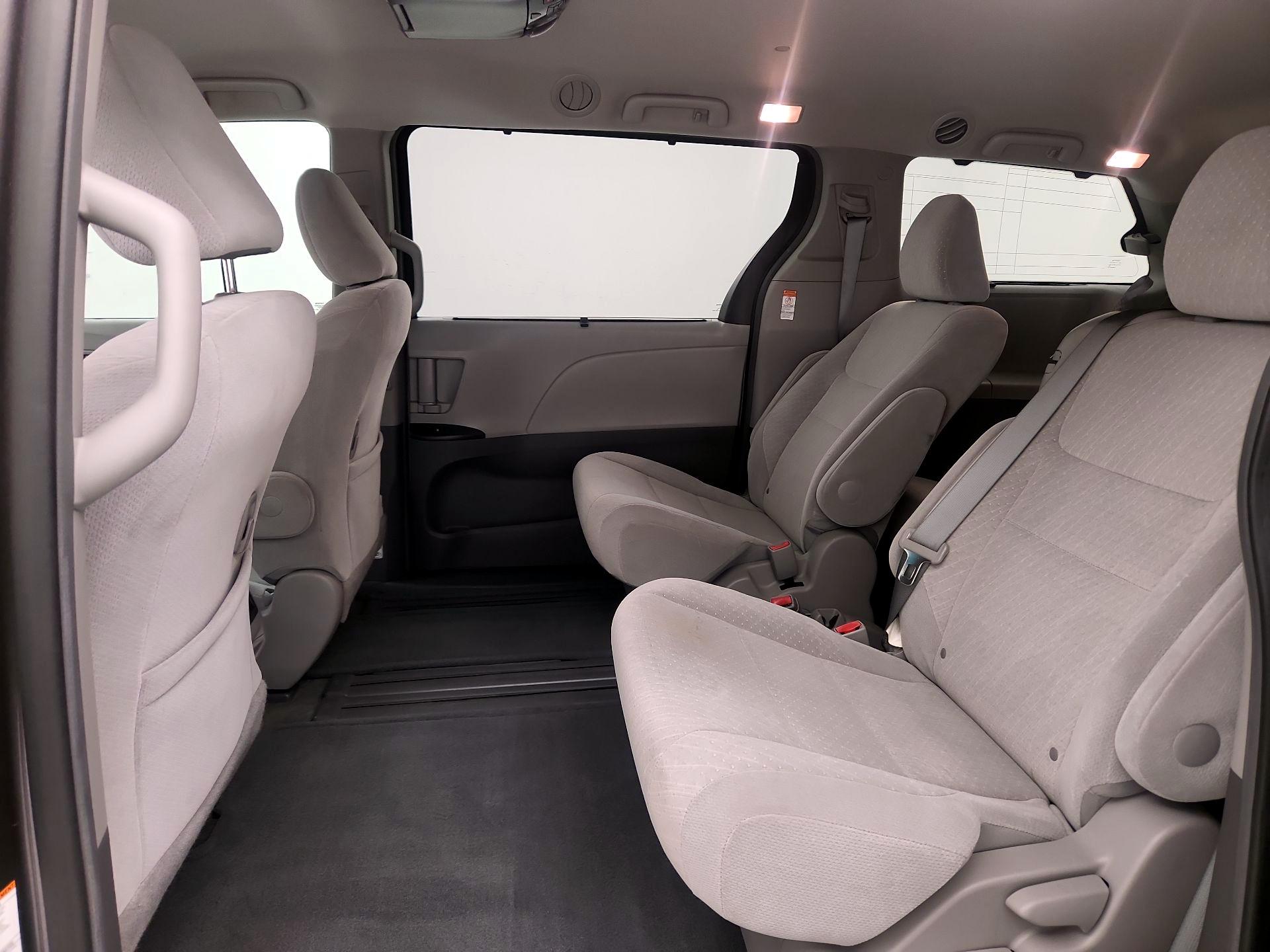 Thumbnail: 2016 Toyota Sienna - 18