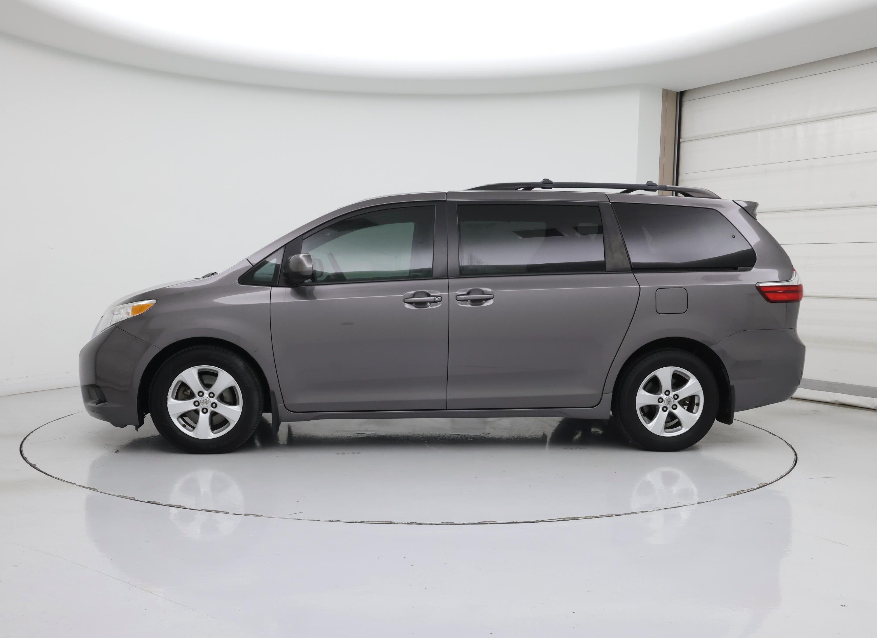 Thumbnail: 2016 Toyota Sienna - 3