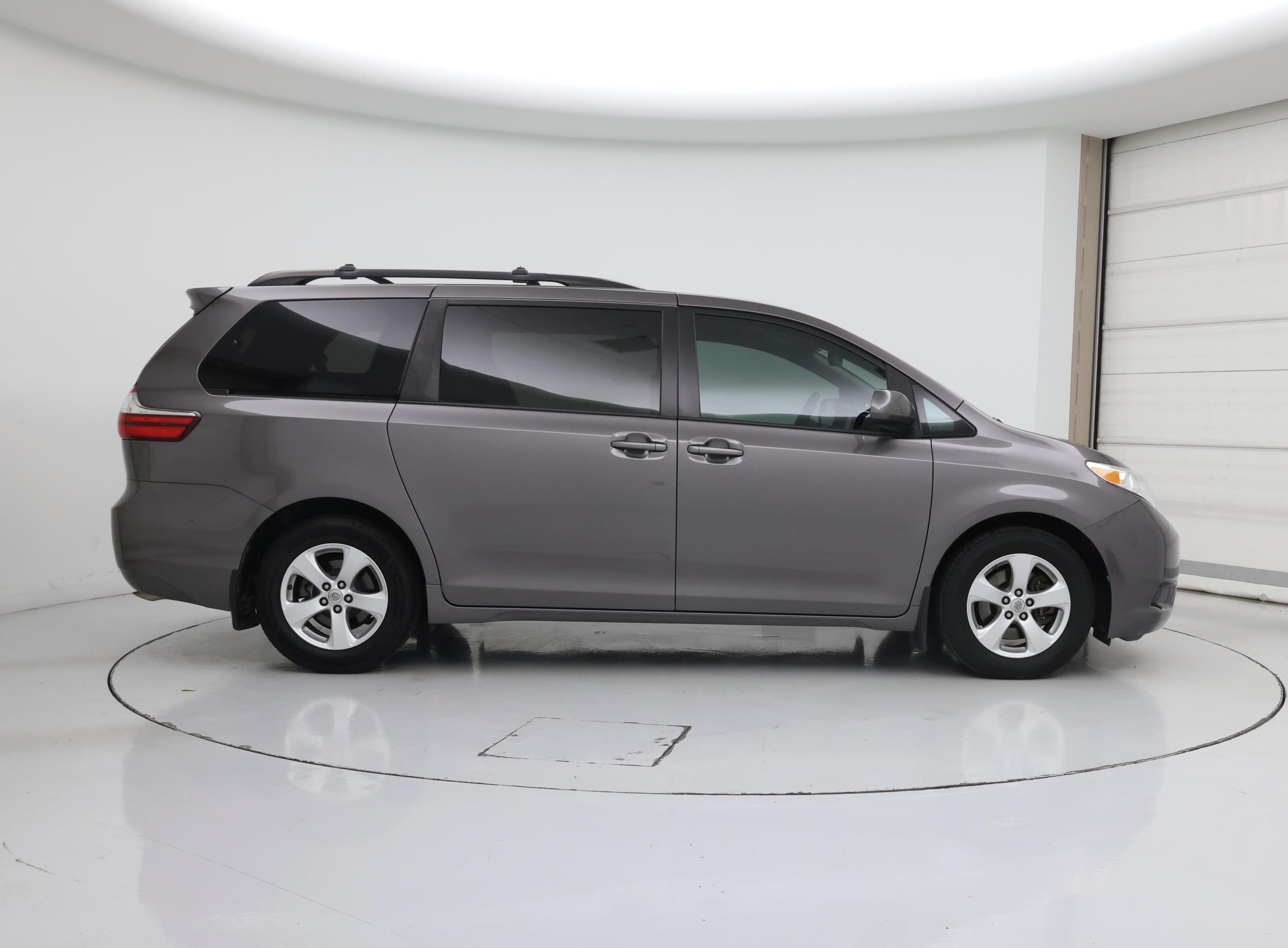 Thumbnail: 2016 Toyota Sienna - 7