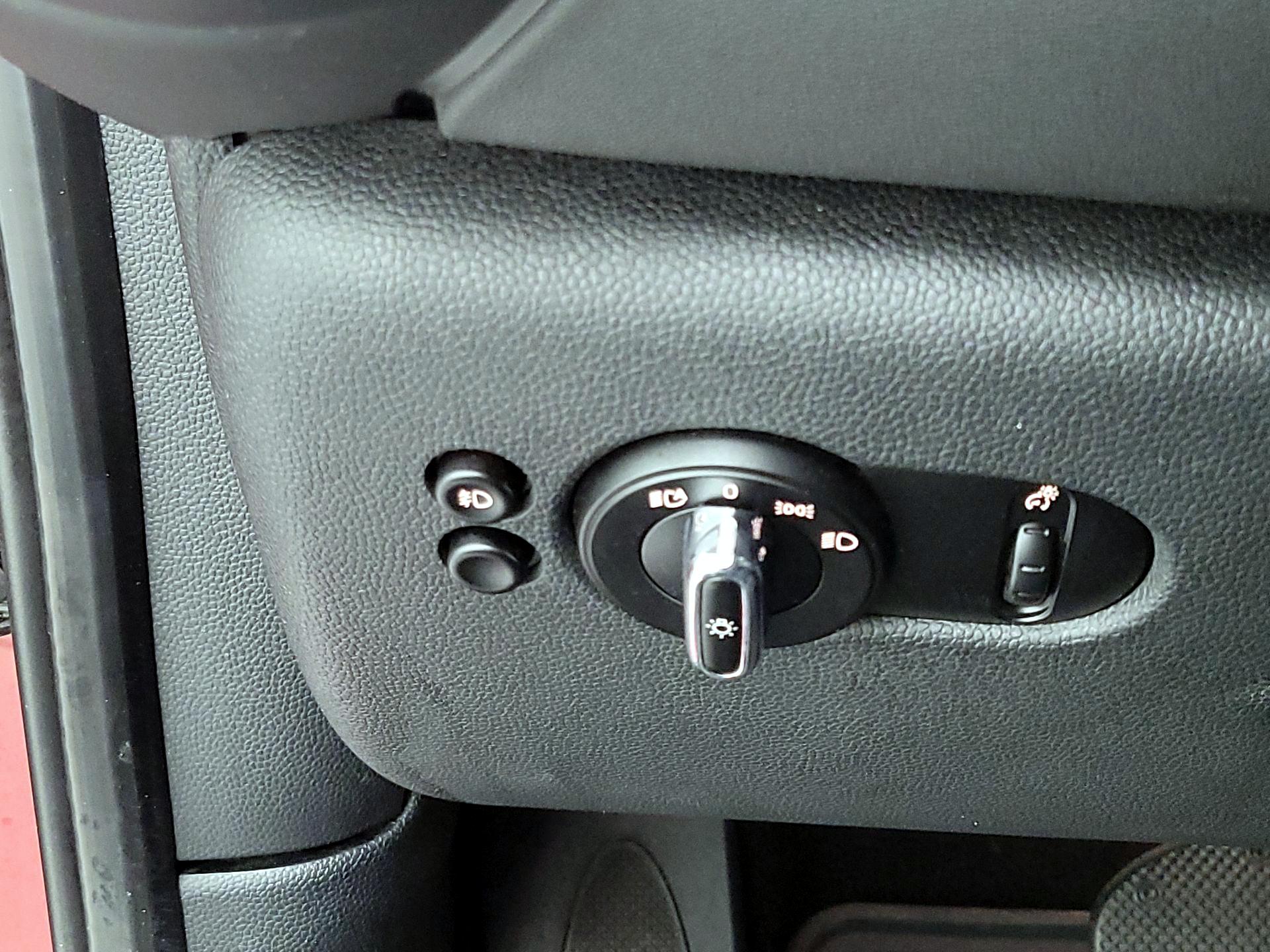 Thumbnail: 2015 MINI Cooper Hardtop - 13