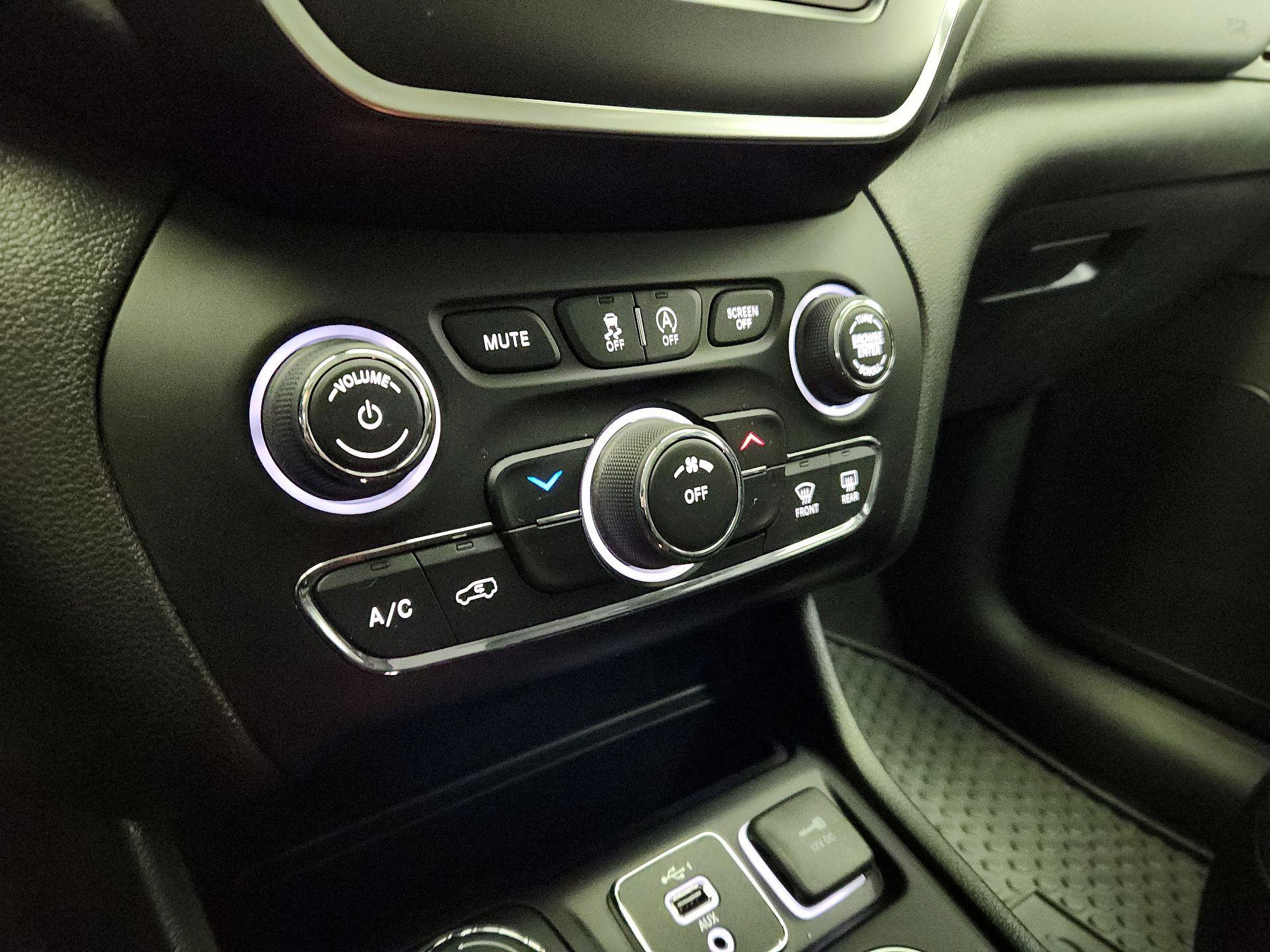 Thumbnail: 2020 Jeep Cherokee - 16