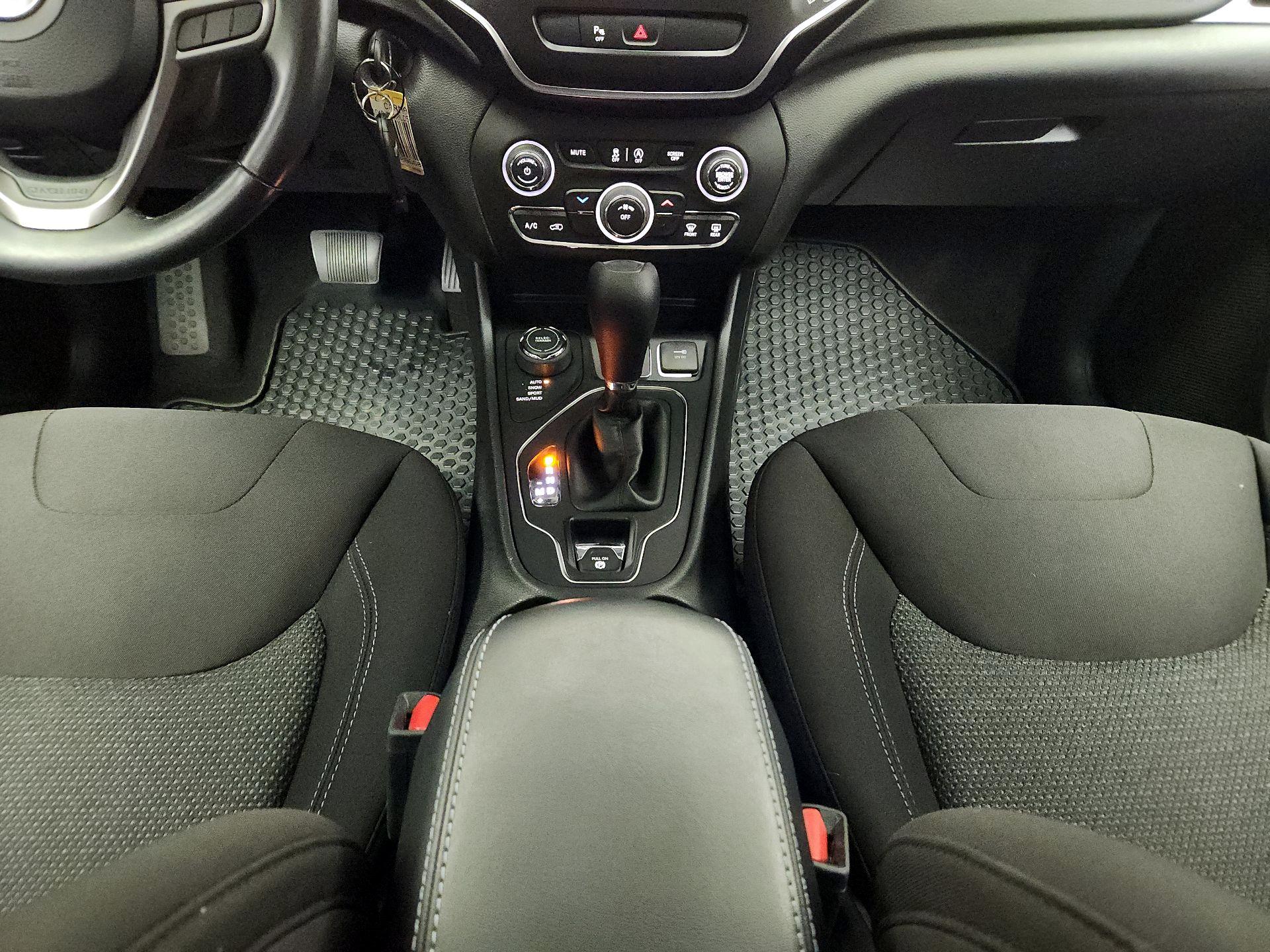 Thumbnail: 2020 Jeep Cherokee - 17