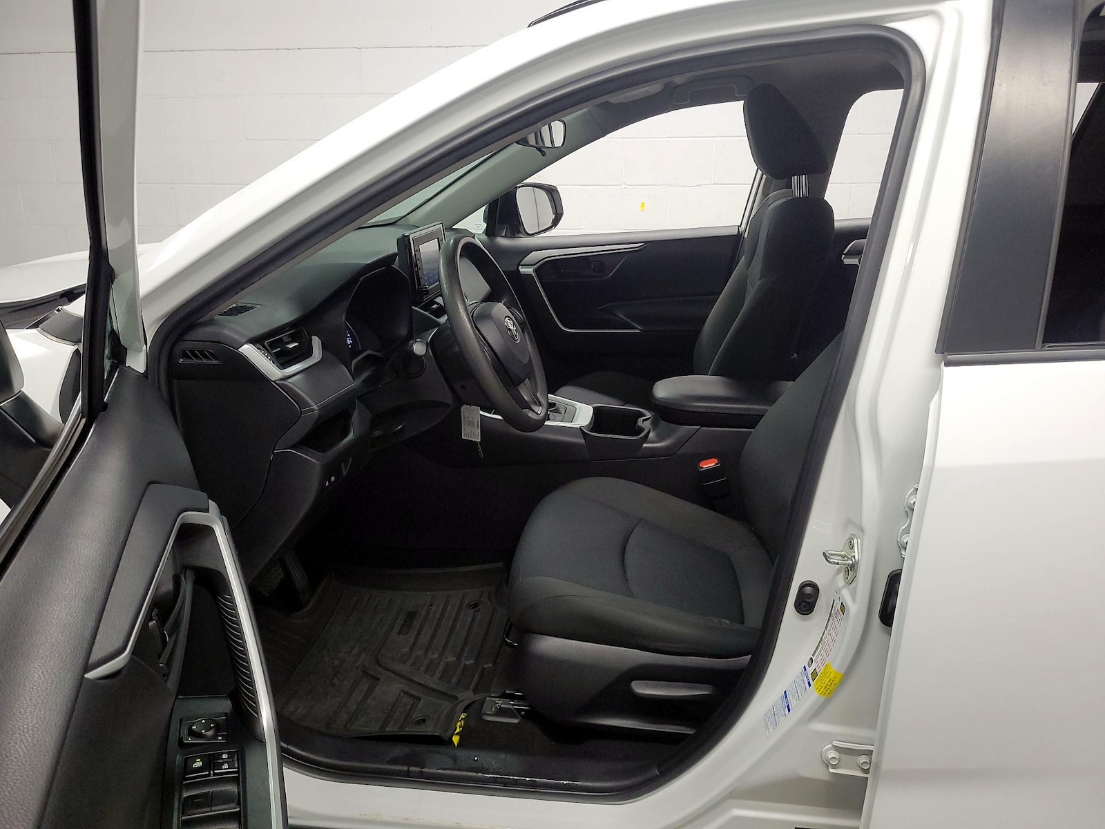 2022 Toyota RAV4 LE - Photo 10