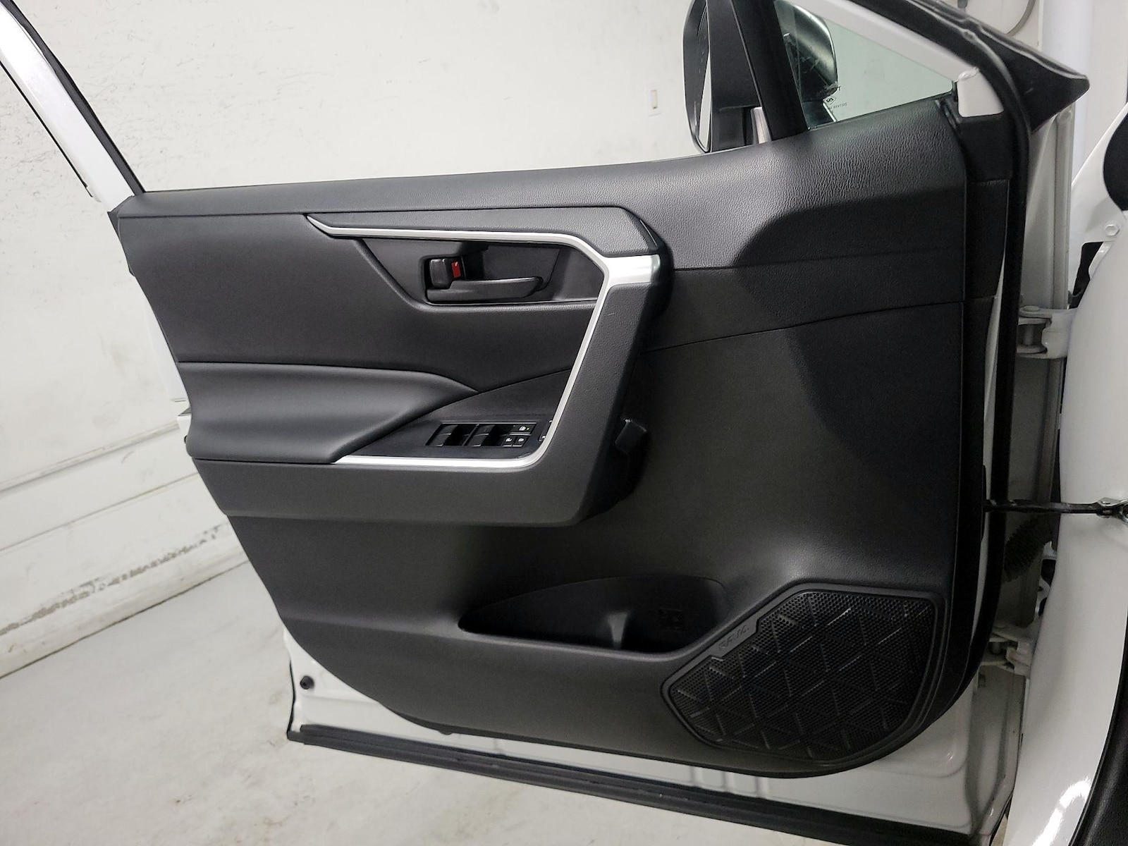 2022 Toyota RAV4 LE - Photo 11