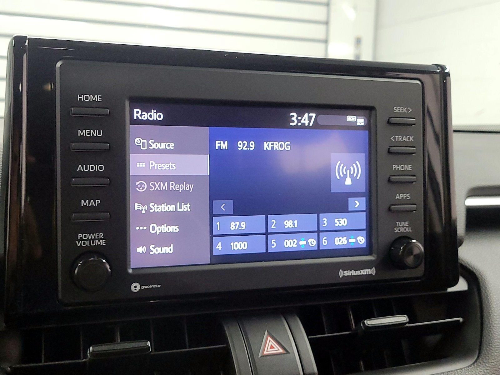 2022 Toyota RAV4 LE - Photo 13