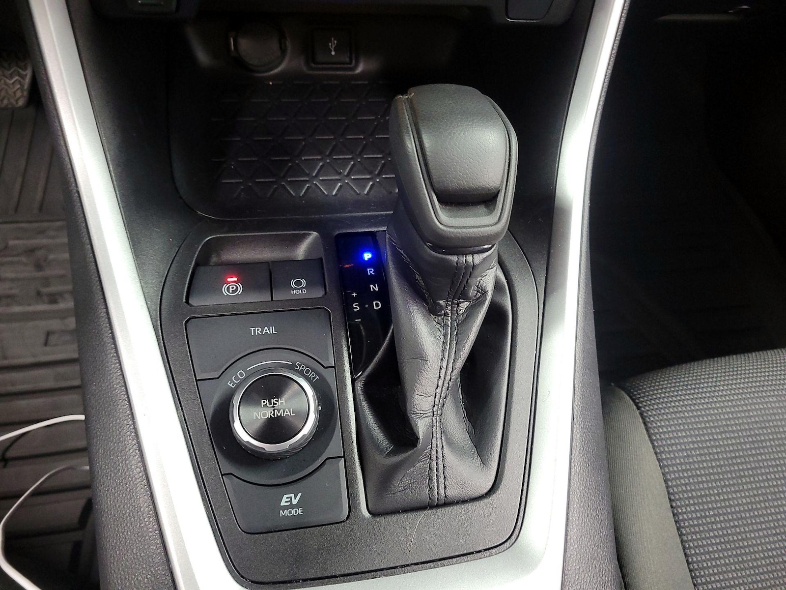 2022 Toyota RAV4 LE - Photo 15