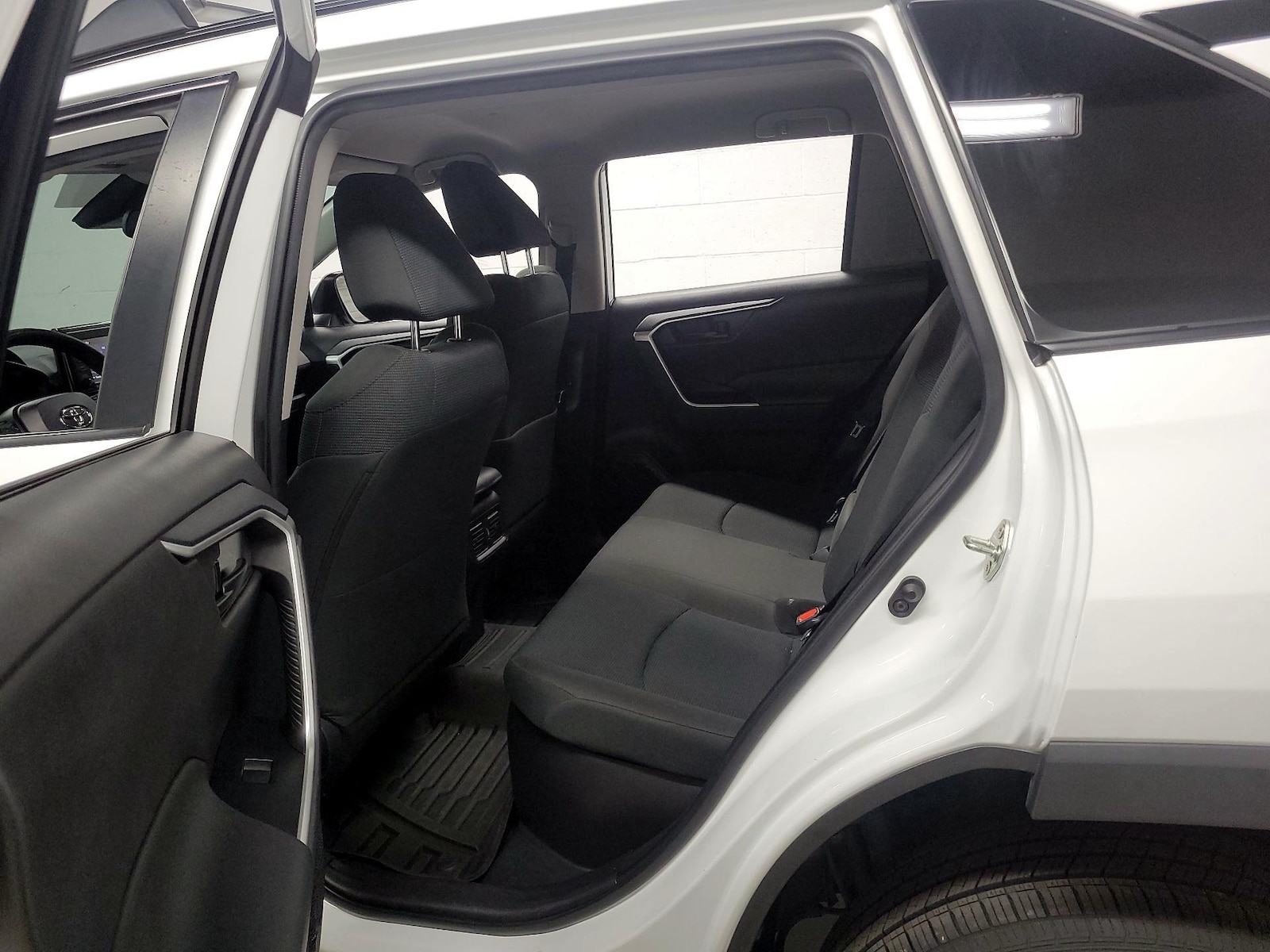 2022 Toyota RAV4 LE - Photo 16