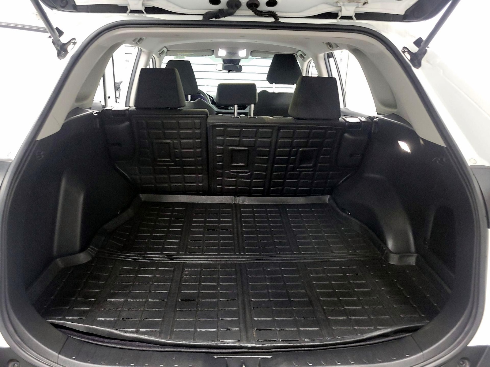 2022 Toyota RAV4 LE - Photo 17