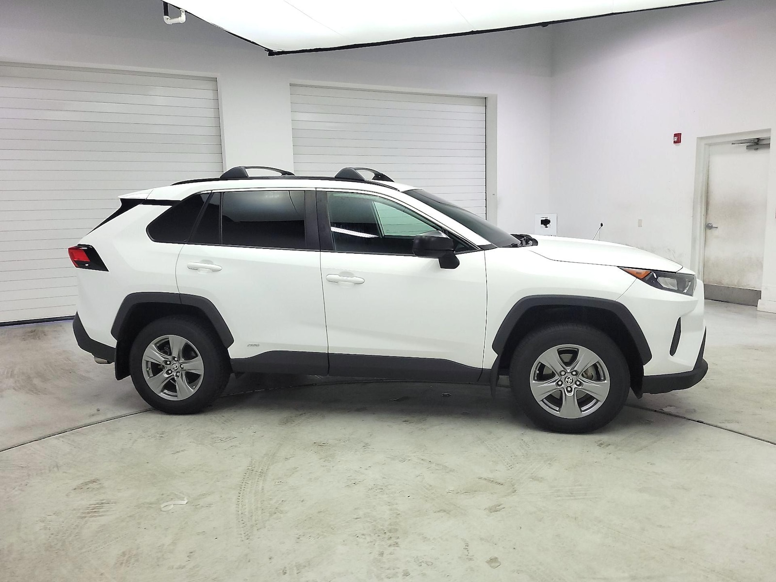 2022 Toyota RAV4 LE - Photo 4