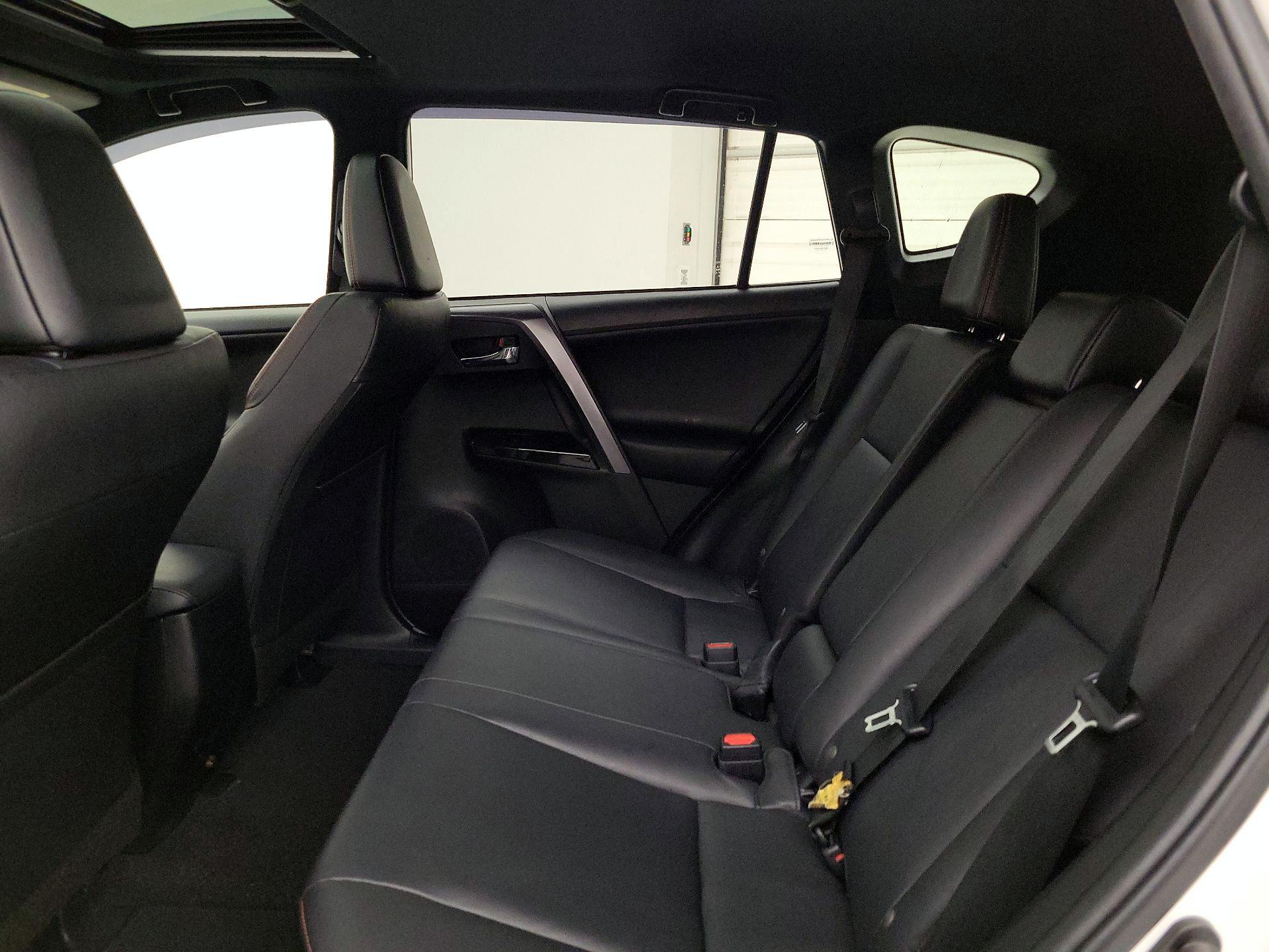 Thumbnail: 2018 Toyota RAV4 - 20