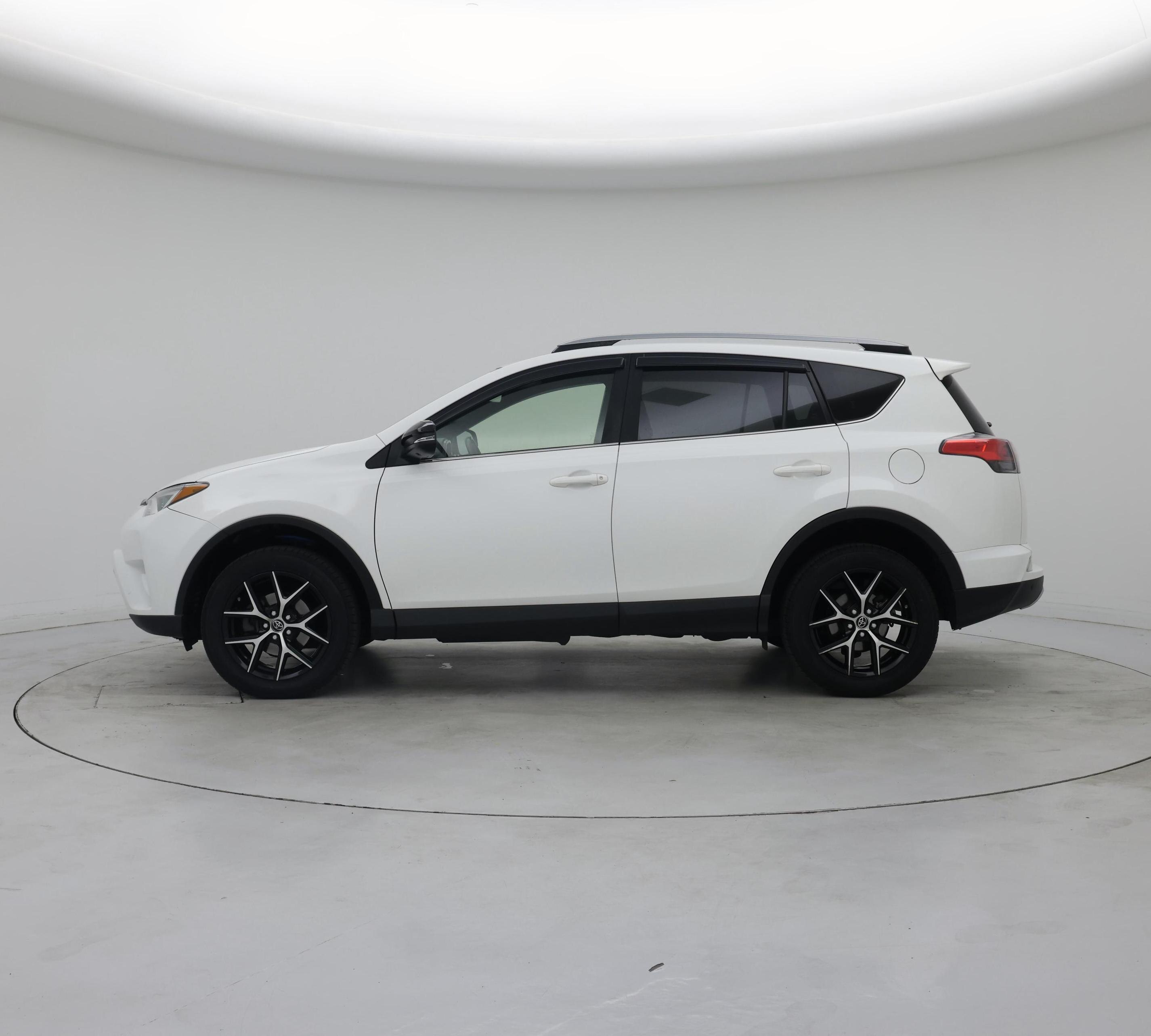 Thumbnail: 2018 Toyota RAV4 - 3