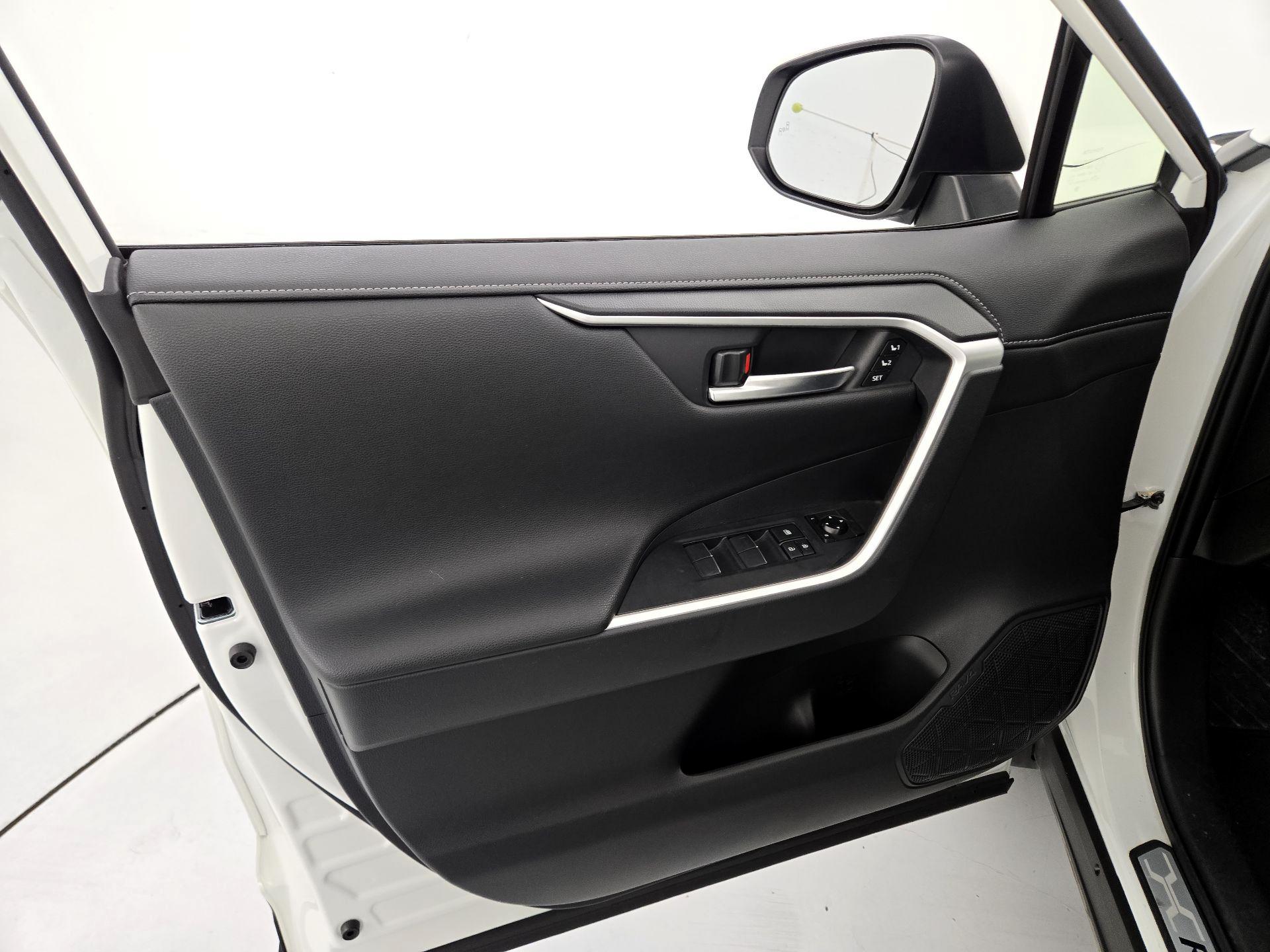 Thumbnail: 2019 Toyota RAV4 - 12