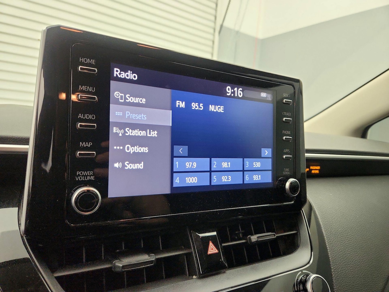 2020 Toyota Corolla LE - Photo 16