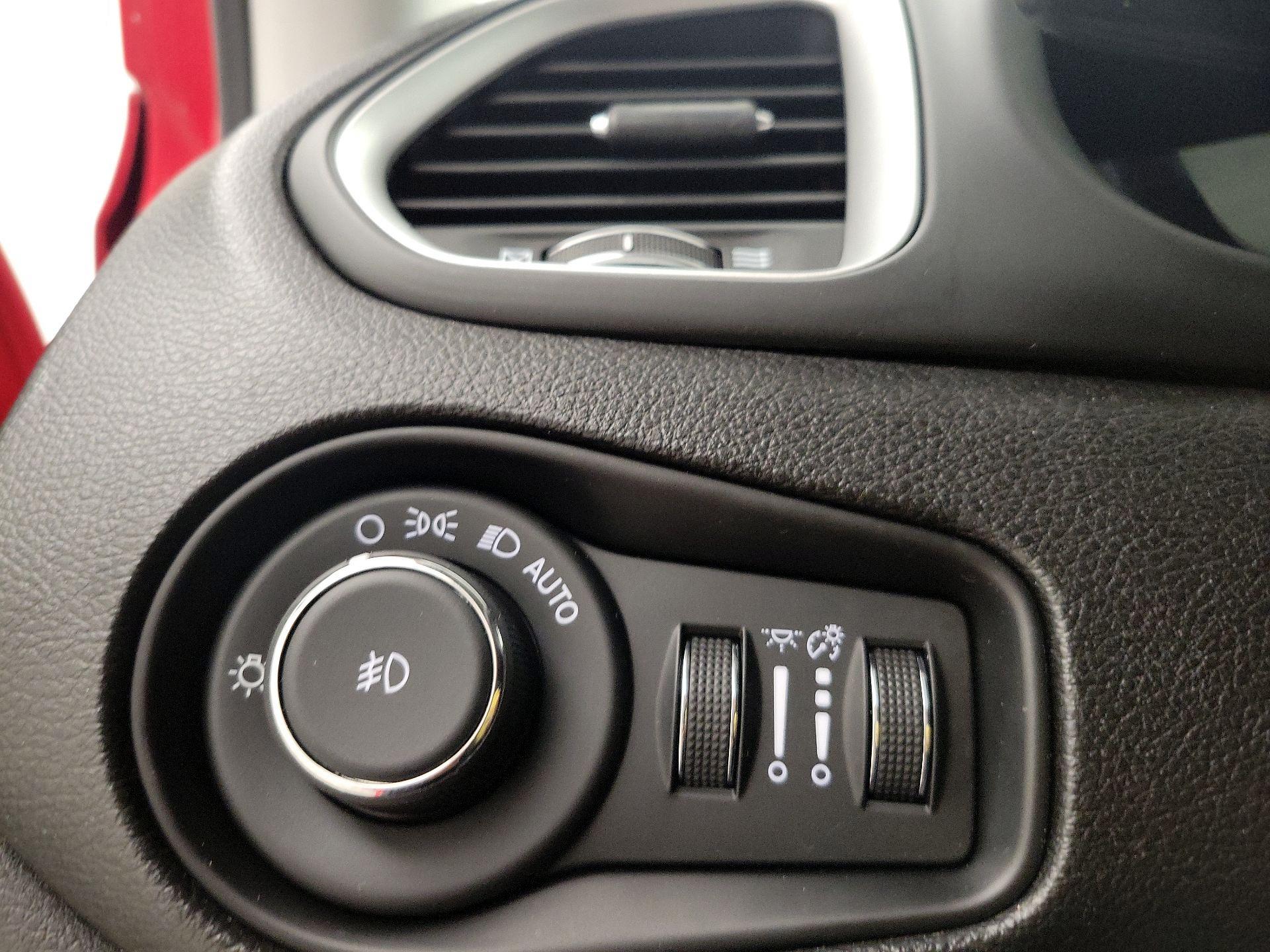 Thumbnail: 2018 Jeep Renegade - 13