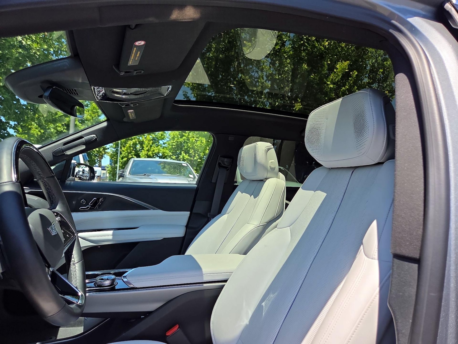 2024 Cadillac LYRIQ Luxury 2 - Photo 19