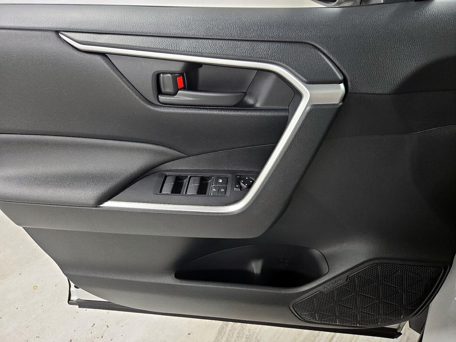 2019 Toyota RAV4 LE - Photo 13