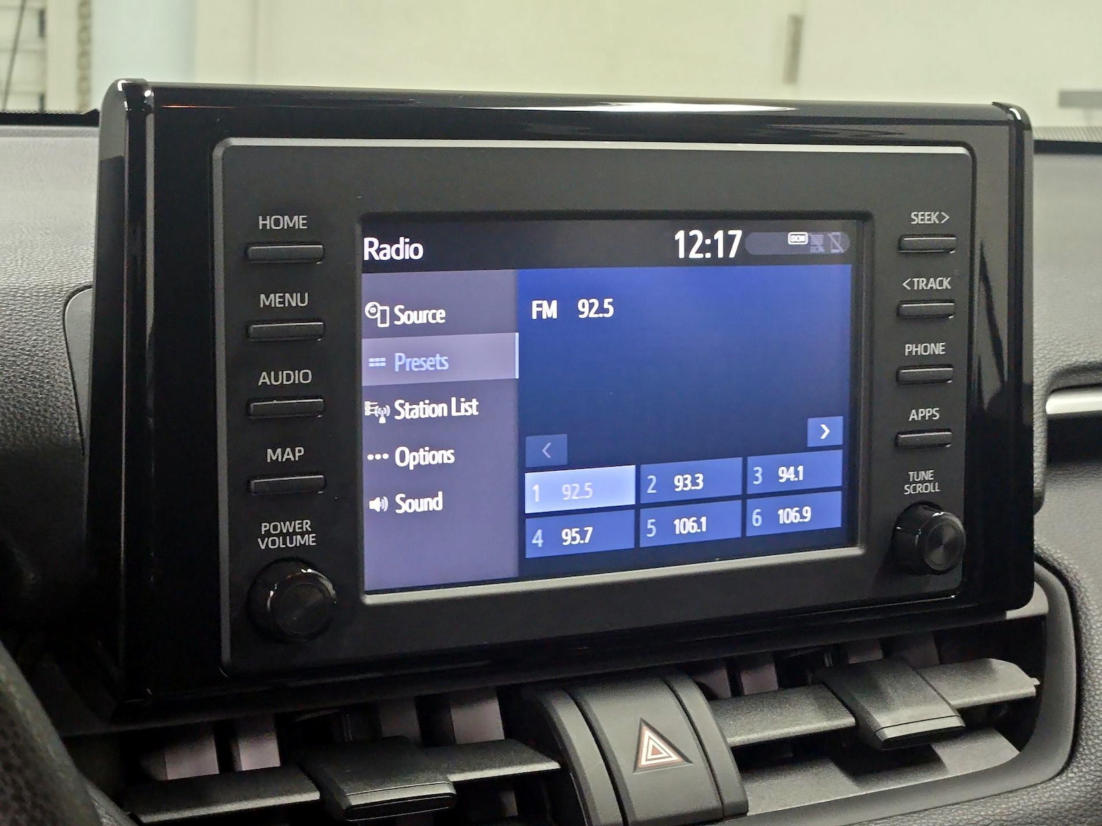 2019 Toyota RAV4 LE - Photo 16