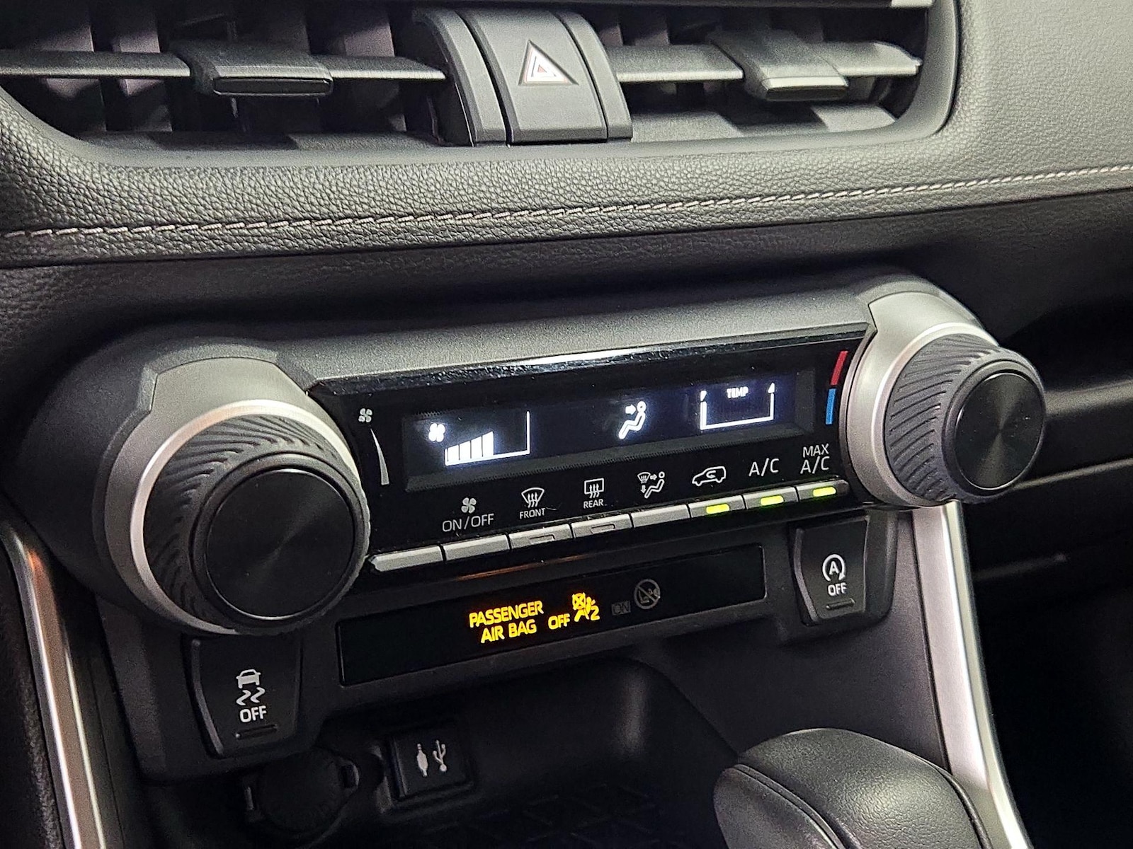 2019 Toyota RAV4 LE - Photo 17