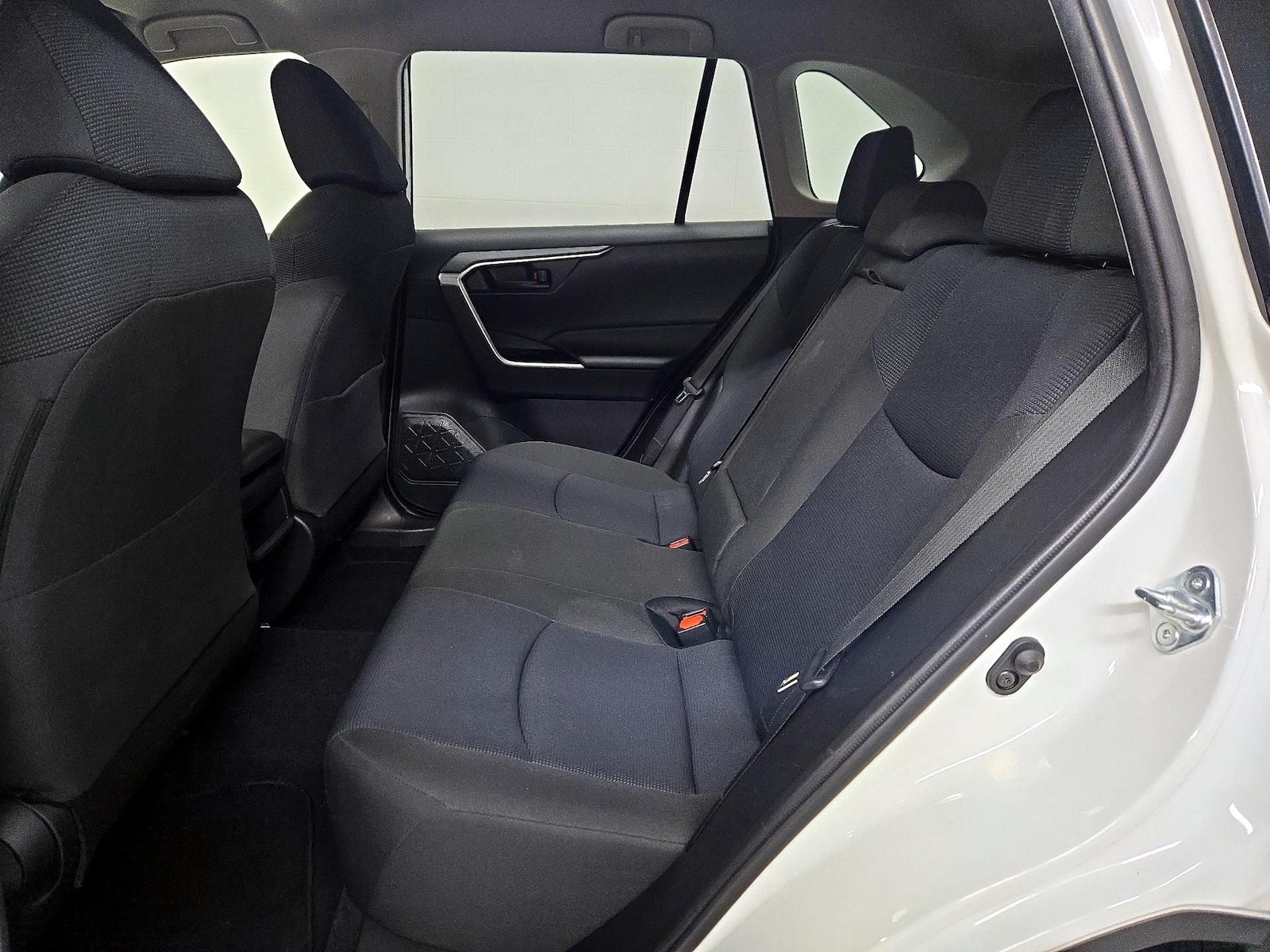 2019 Toyota RAV4 LE - Photo 20