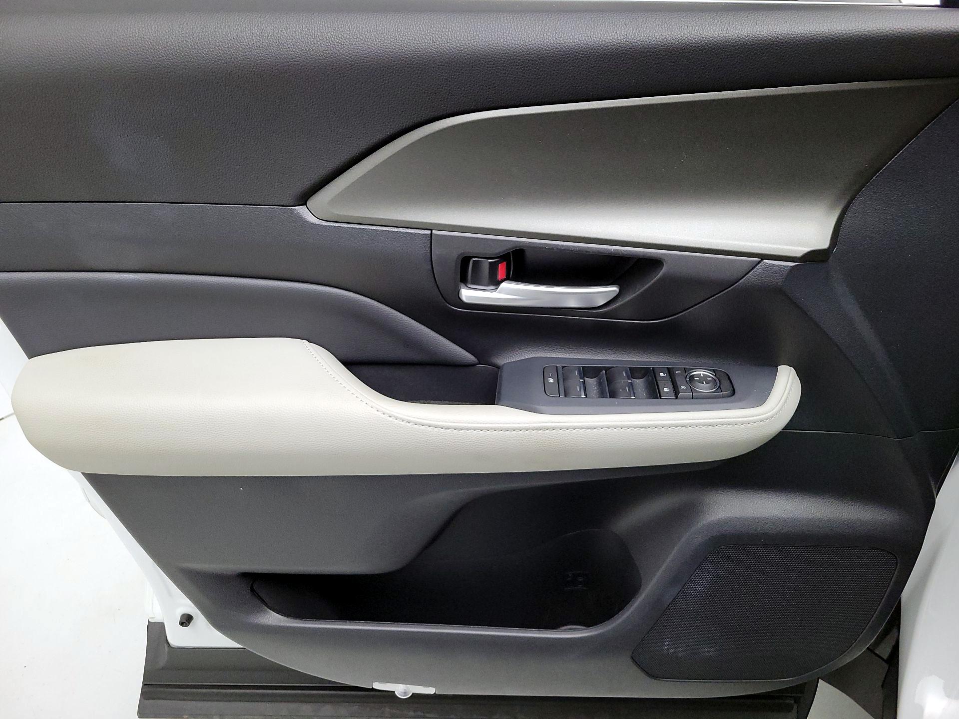 Thumbnail: 2025 Toyota Highlander - 12