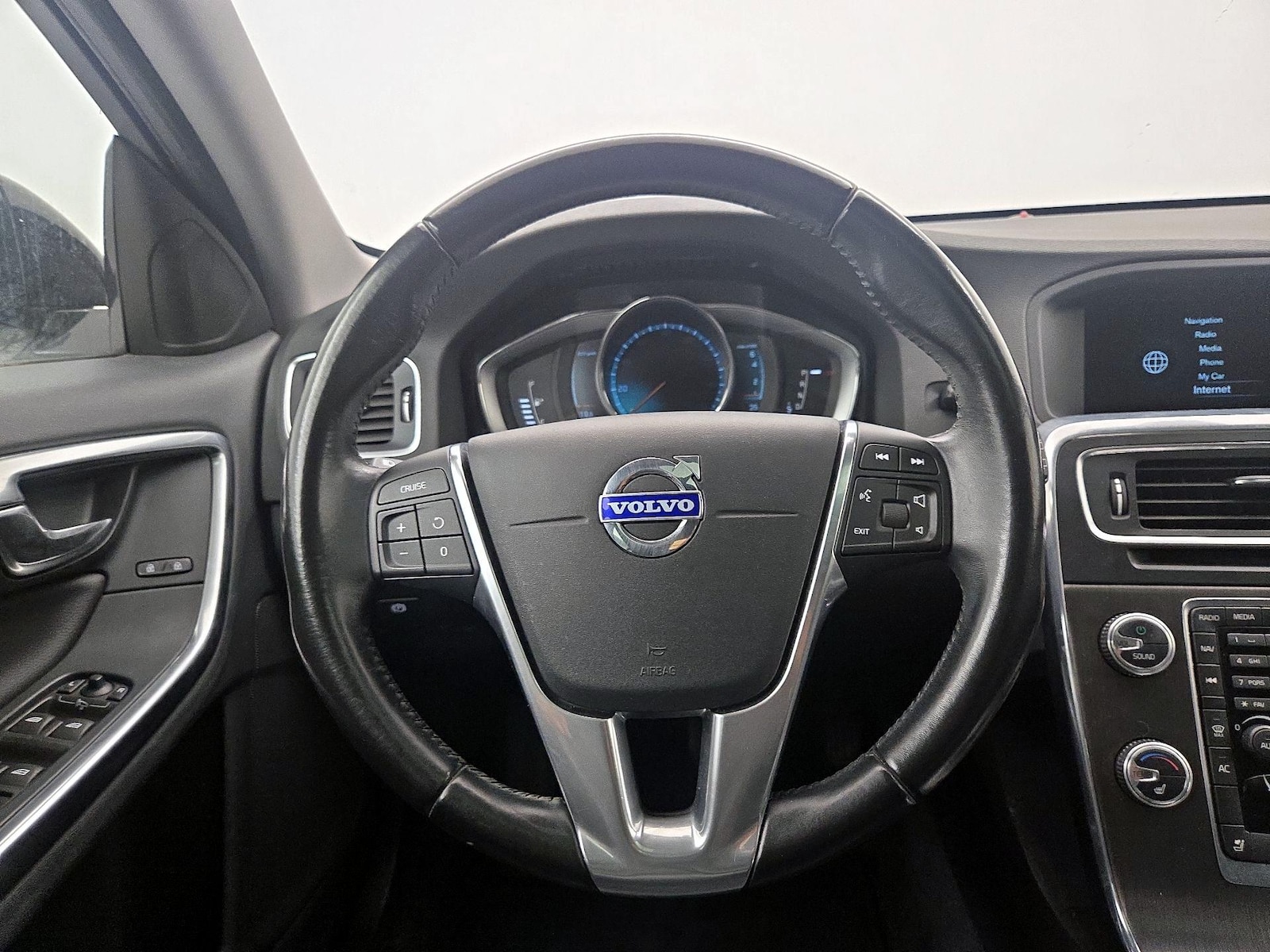 2016 Volvo V60 Base - Photo 11