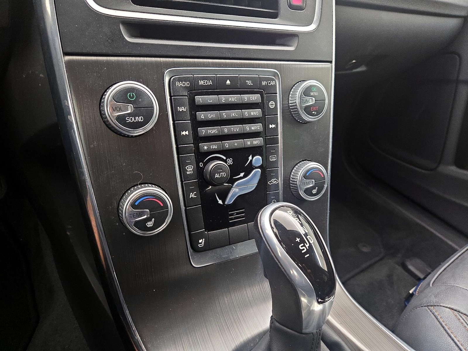 2016 Volvo V60 Base - Photo 16