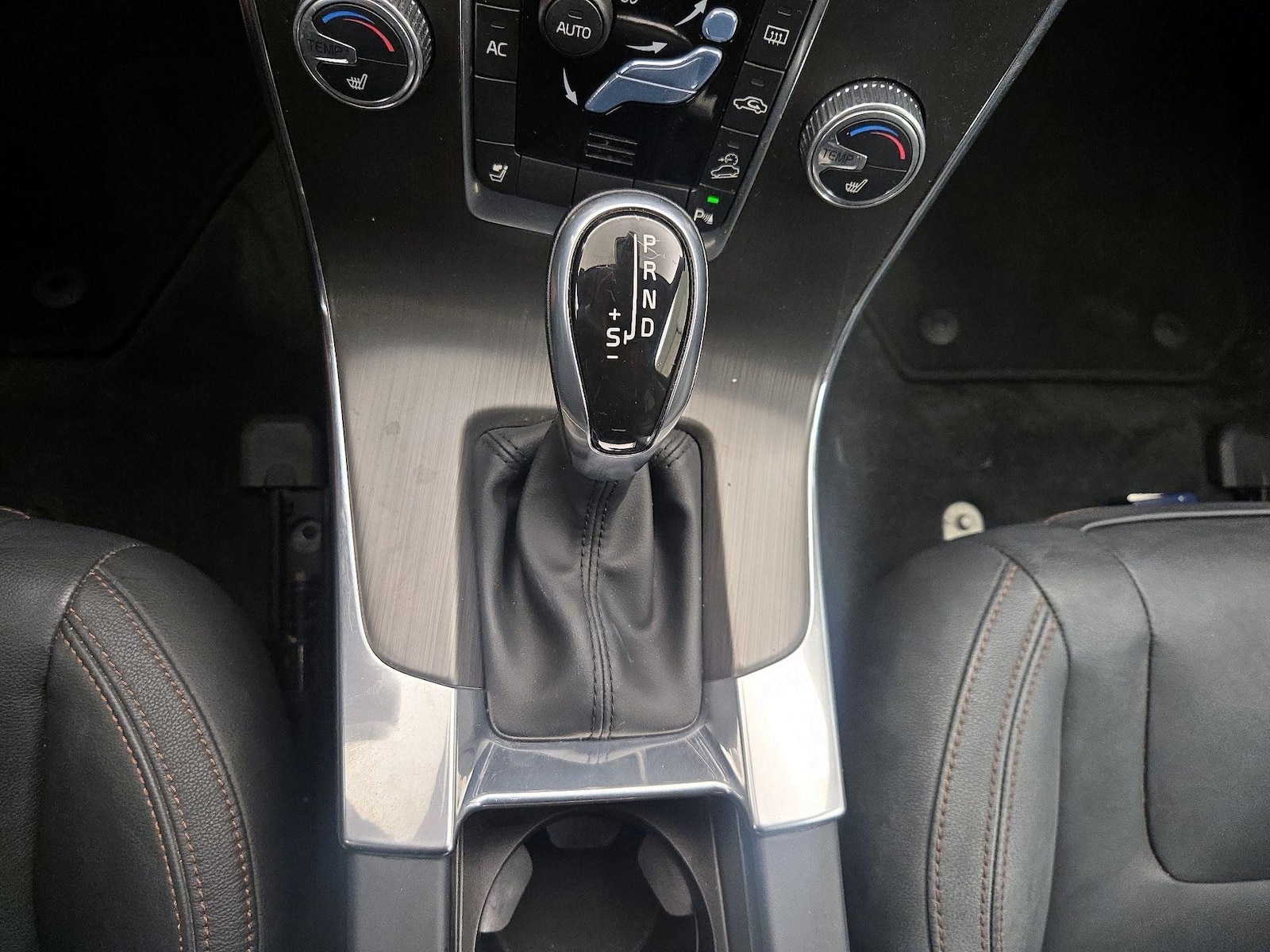 2016 Volvo V60 Base - Photo 17