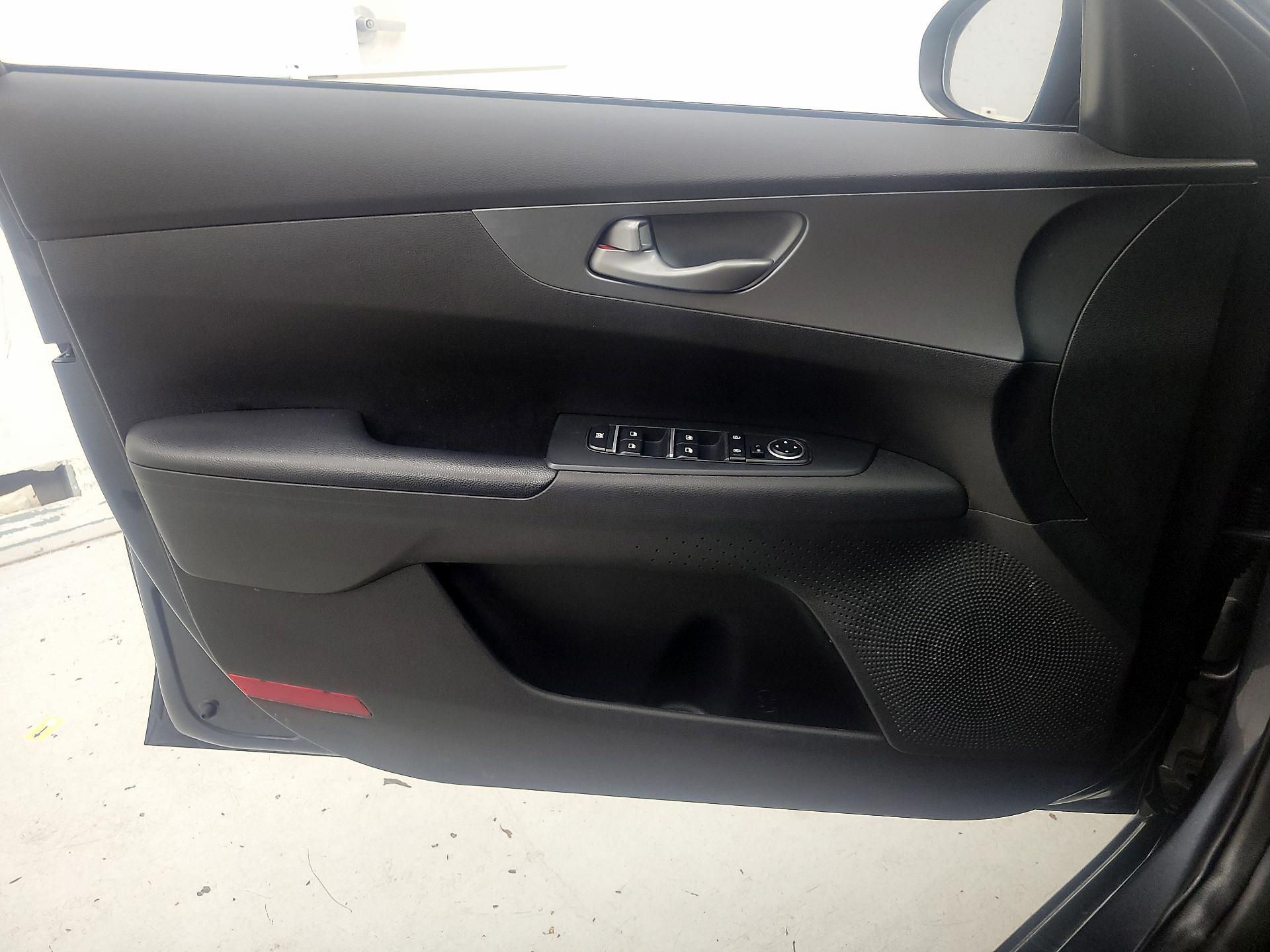 Thumbnail: 2021 Kia Forte - 12