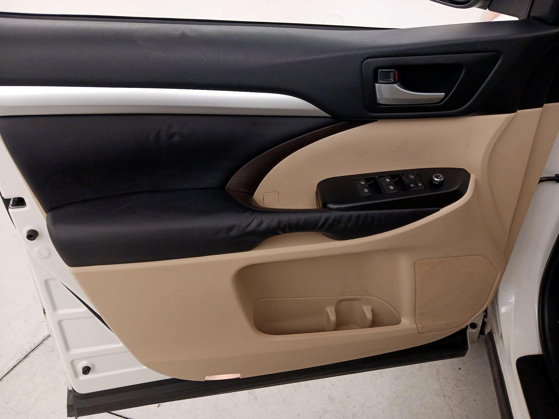 Thumbnail: 2014 Toyota Highlander - 12