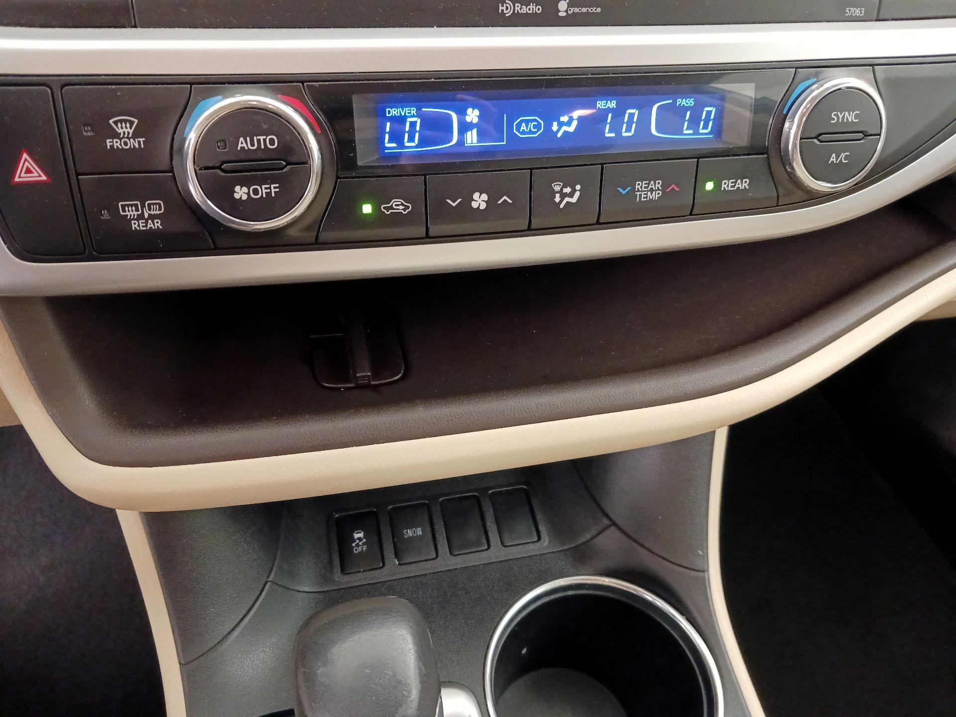 Thumbnail: 2014 Toyota Highlander - 17