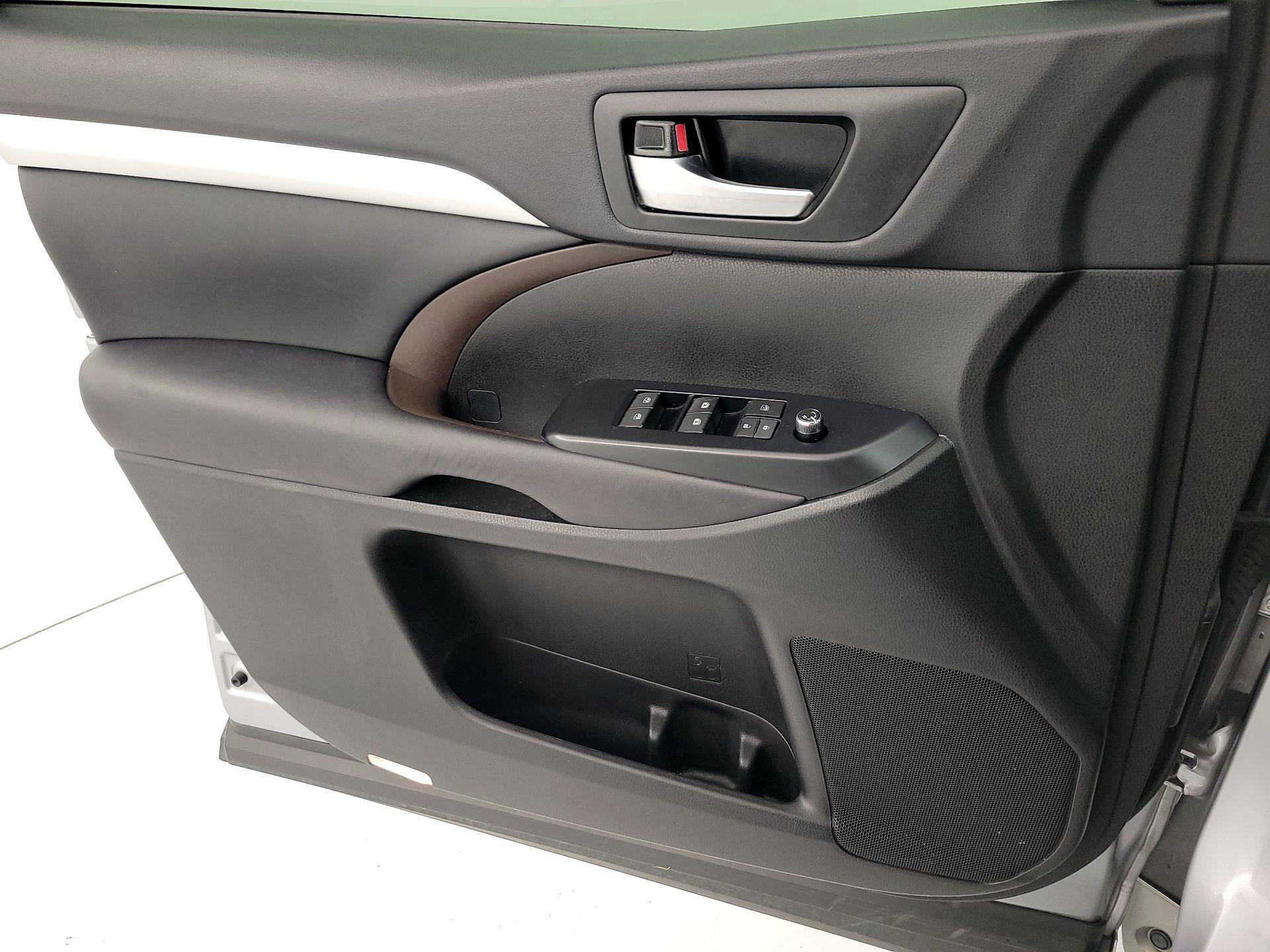 Thumbnail: 2016 Toyota Highlander - 12