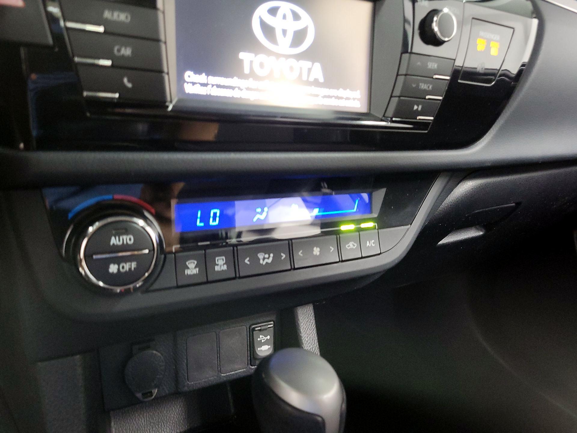 Thumbnail: 2015 Toyota Corolla - 13
