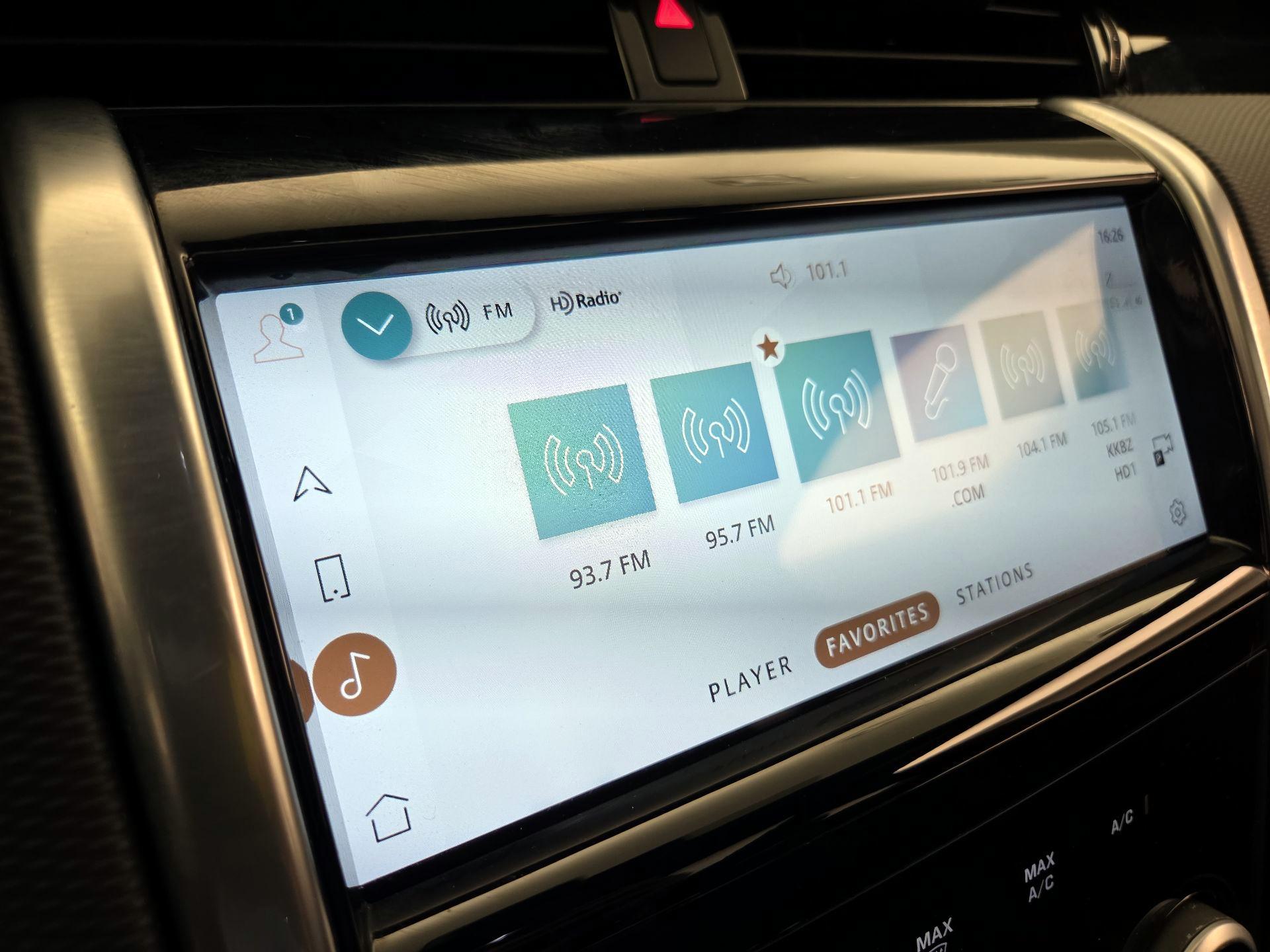 Thumbnail: 2023 Land Rover Discovery Sport - 16