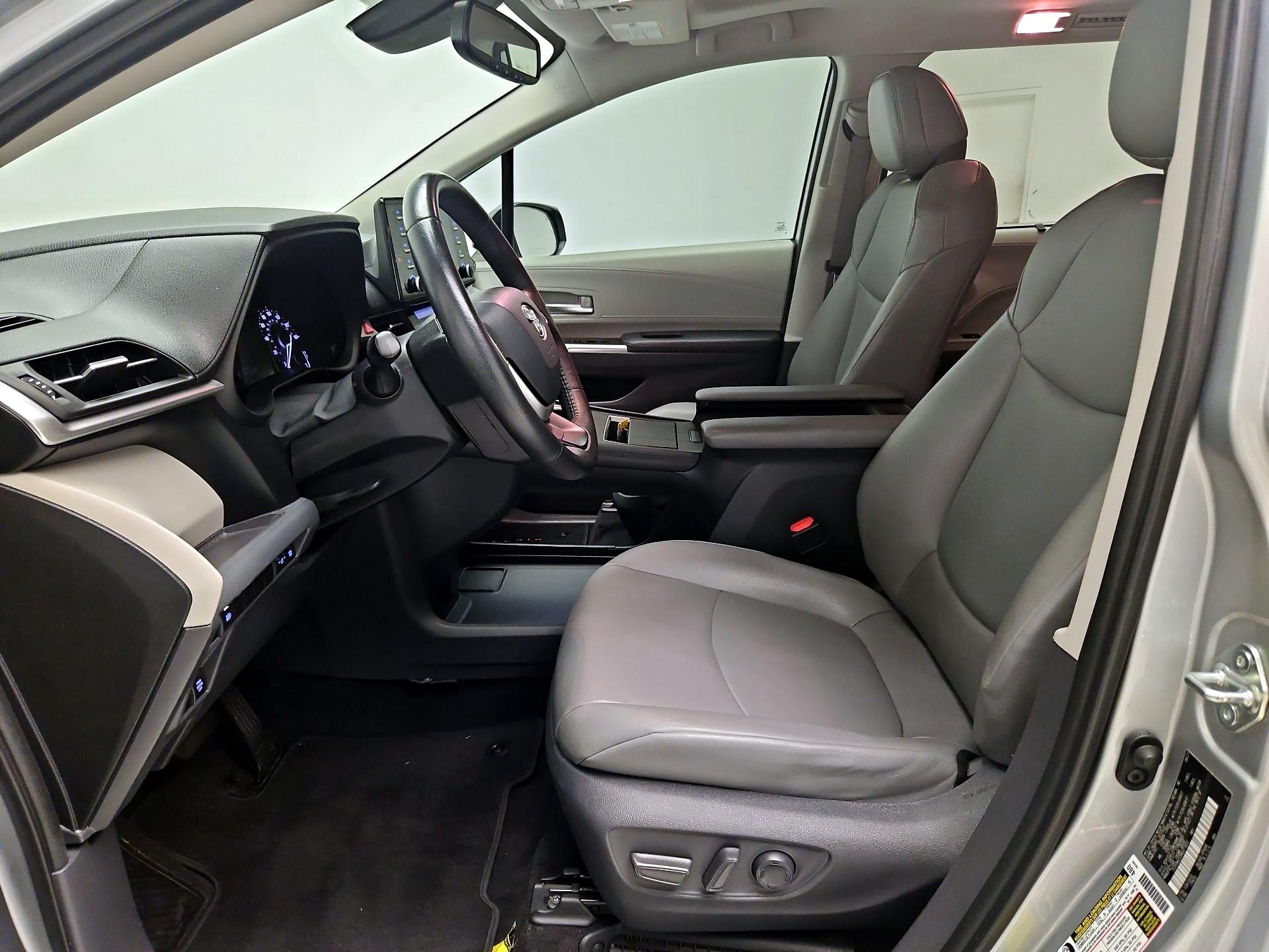 Thumbnail: 2021 Toyota Sienna - 11
