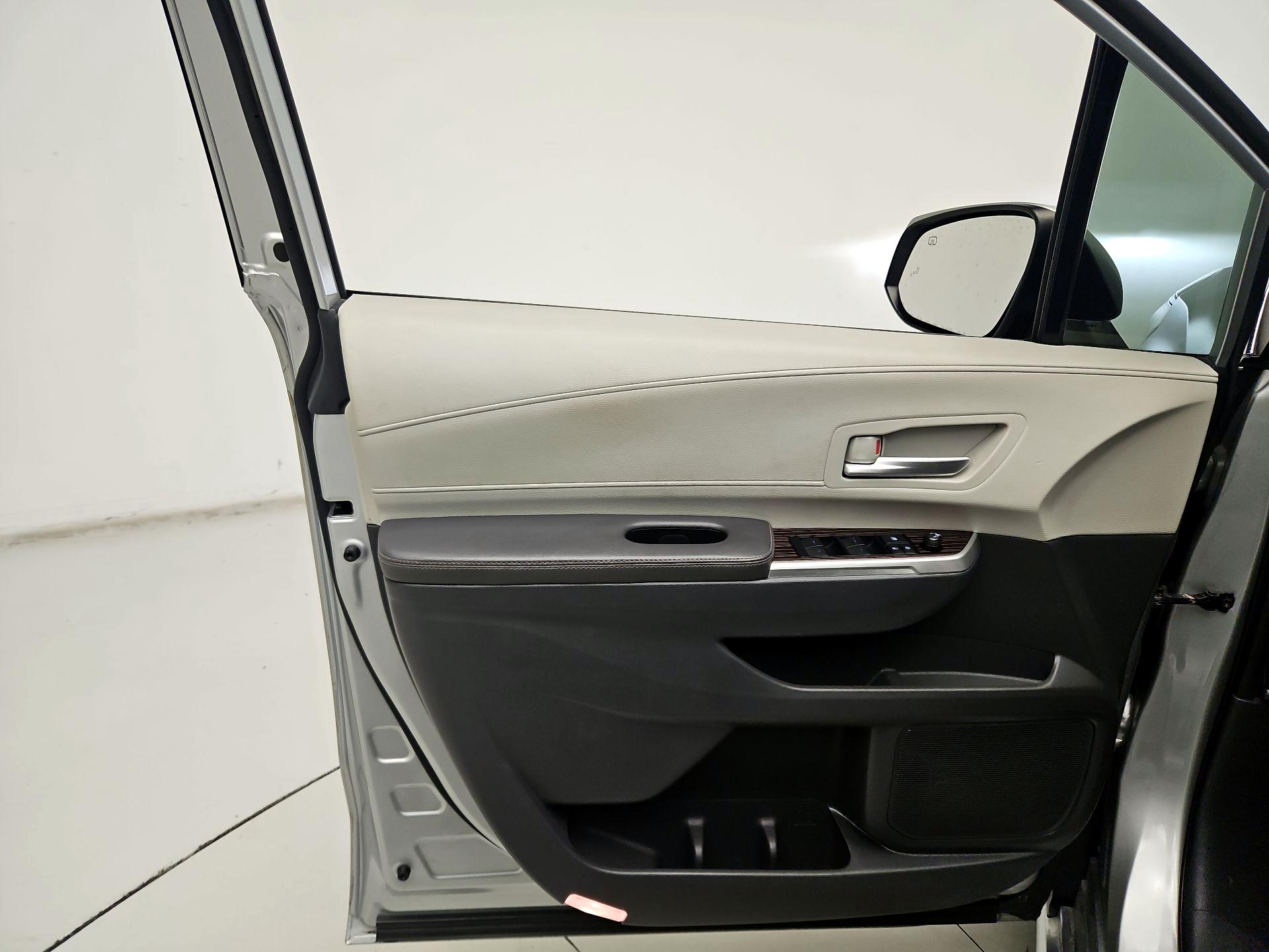 Thumbnail: 2021 Toyota Sienna - 12