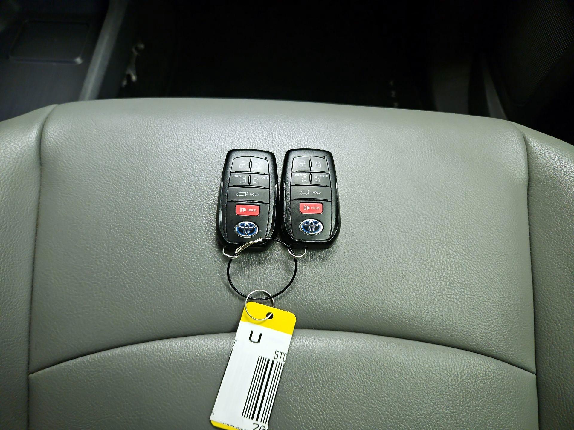 Thumbnail: 2021 Toyota Sienna - 19
