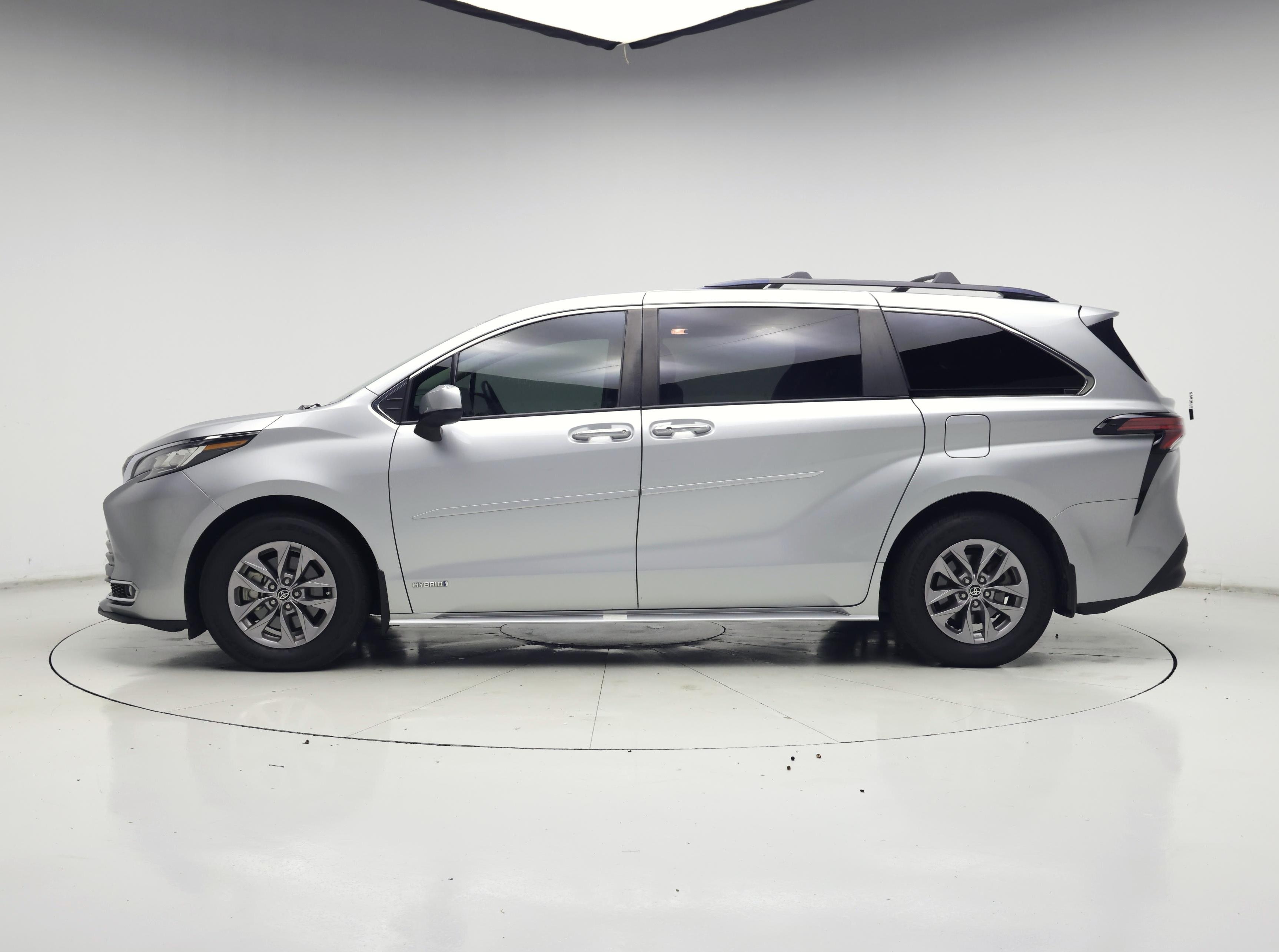 Thumbnail: 2021 Toyota Sienna - 3
