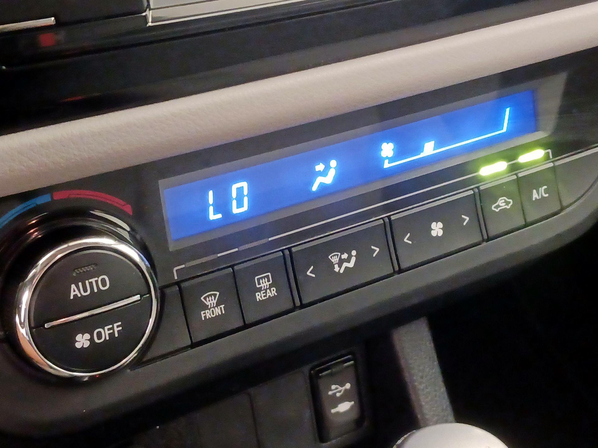 Thumbnail: 2014 Toyota Corolla - 16
