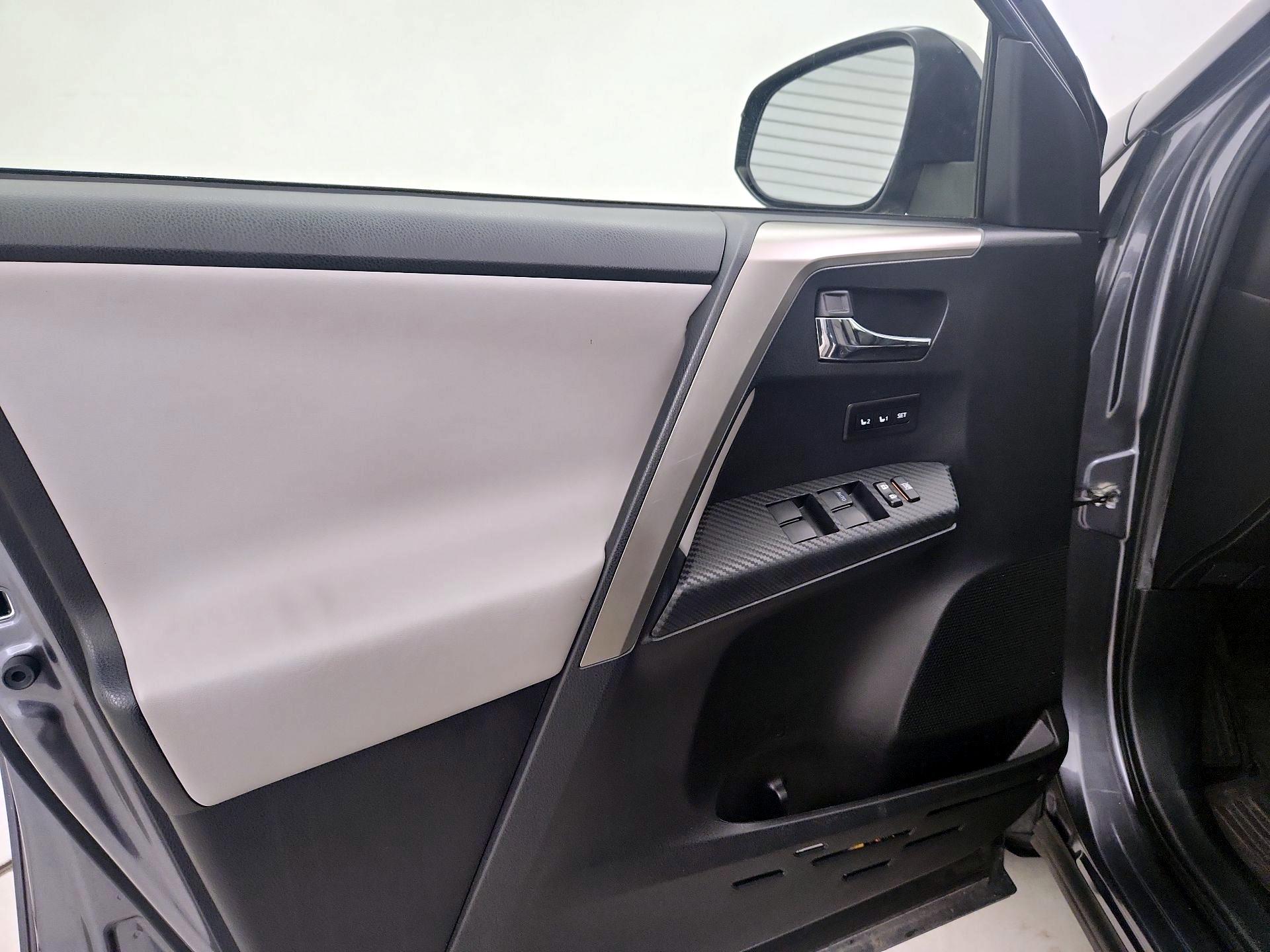 Thumbnail: 2015 Toyota RAV4 - 12