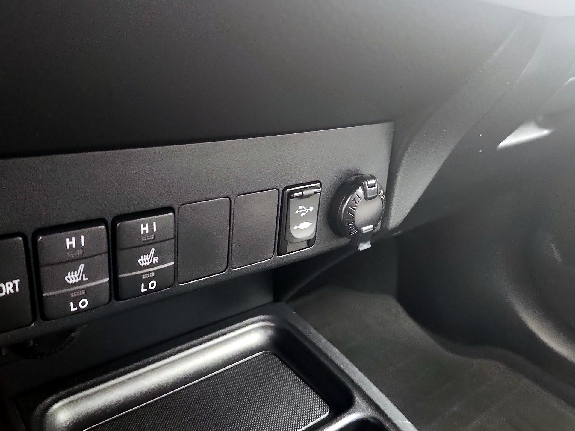 Thumbnail: 2015 Toyota RAV4 - 19