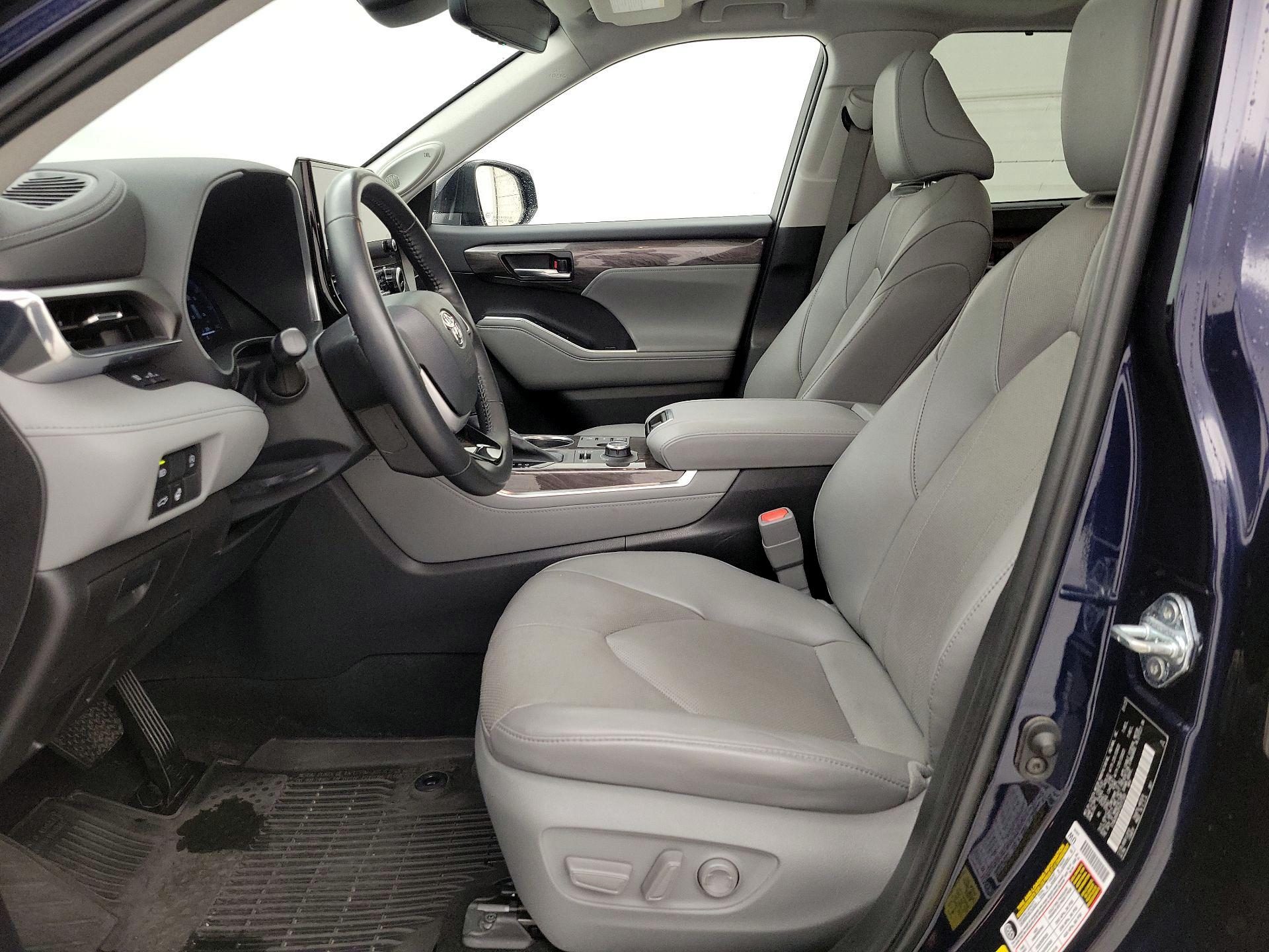 Thumbnail: 2023 Toyota Highlander - 11
